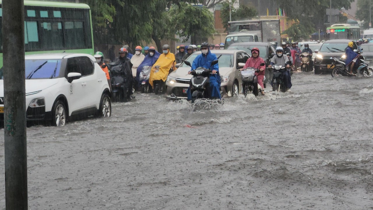 Cơ quan khí tượng dự báo trong những ngày cuối tuần, TPHCM và các tỉnh, thành Nam bộ tiếp tục có mưa vừa và rải rác có dông, cục bộ có nơi mưa to đến rất to. Ảnh minh họa: Phạm Nguyễn