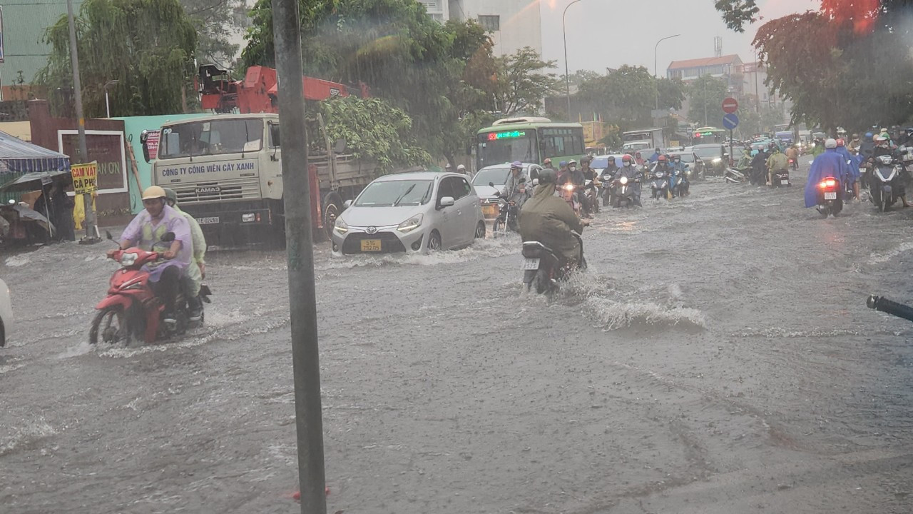 Hình ảnh ghi nhận lúc cơn mưa đang cực lớn.