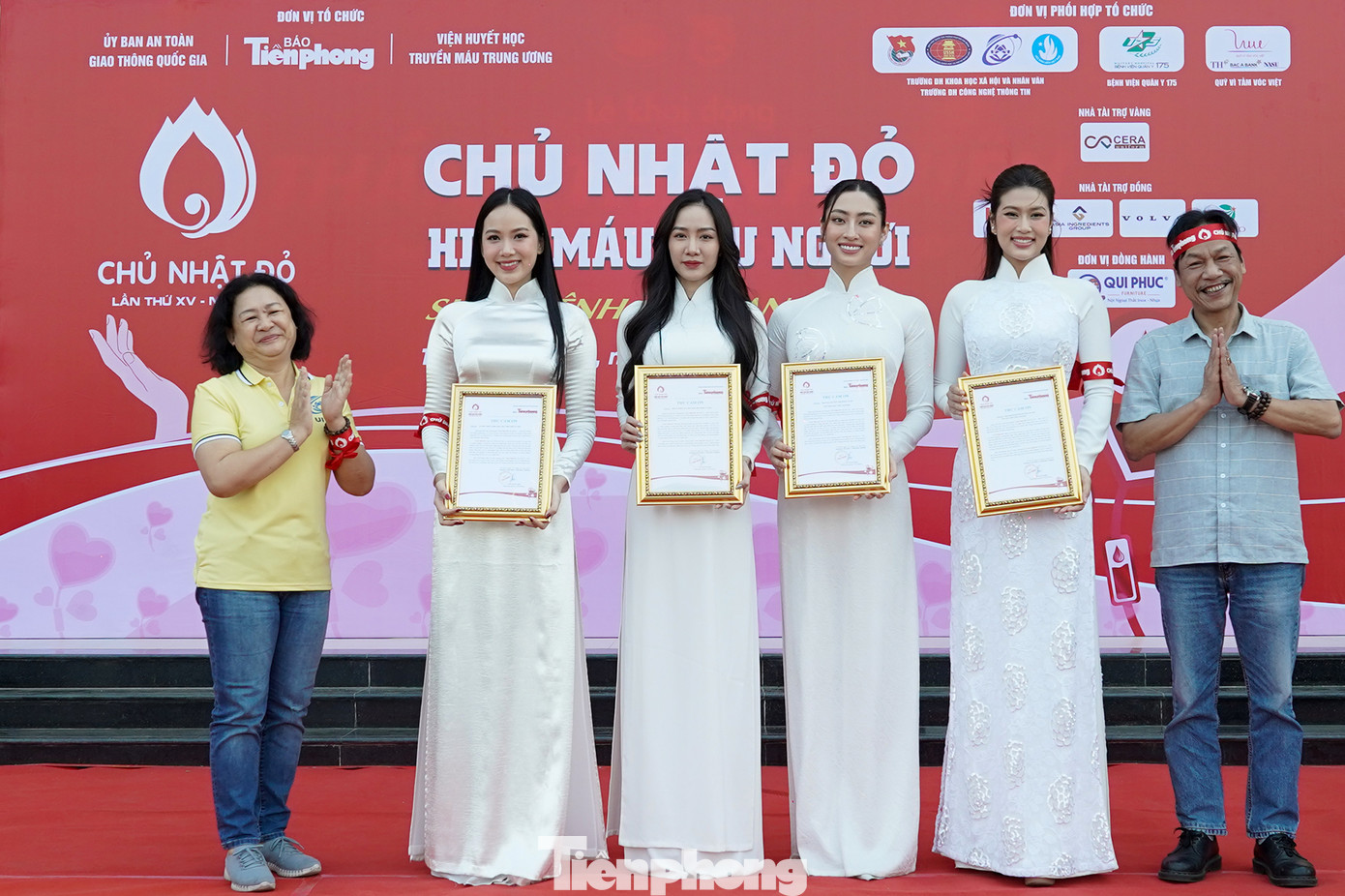 Thướt tha trong tà áo dài, 4 người đẹp: Hoa hậu Thế giới Việt Nam 2019 Lương Thùy Linh, Hoa hậu Hòa bình Việt Nam 2022 Đoàn Thiên Ân, Top 5 Hoa hậu Việt Nam 2018 Nguyễn Thị Hồng Tuyết, Top 5 HHVN 2020 Phạm Thị Phương Quỳnh nhận thư cám ơn từ BTC.