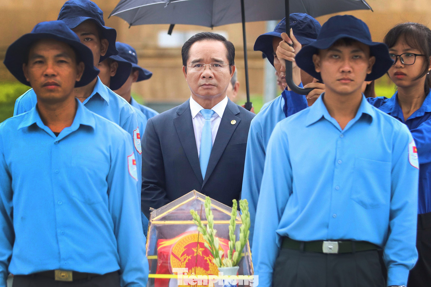 Ông Nguyễn Văn Được, Bí thư Tỉnh uỷ Long An xúc động trong giây phút đón các liệt sĩ về với đất mẹ.