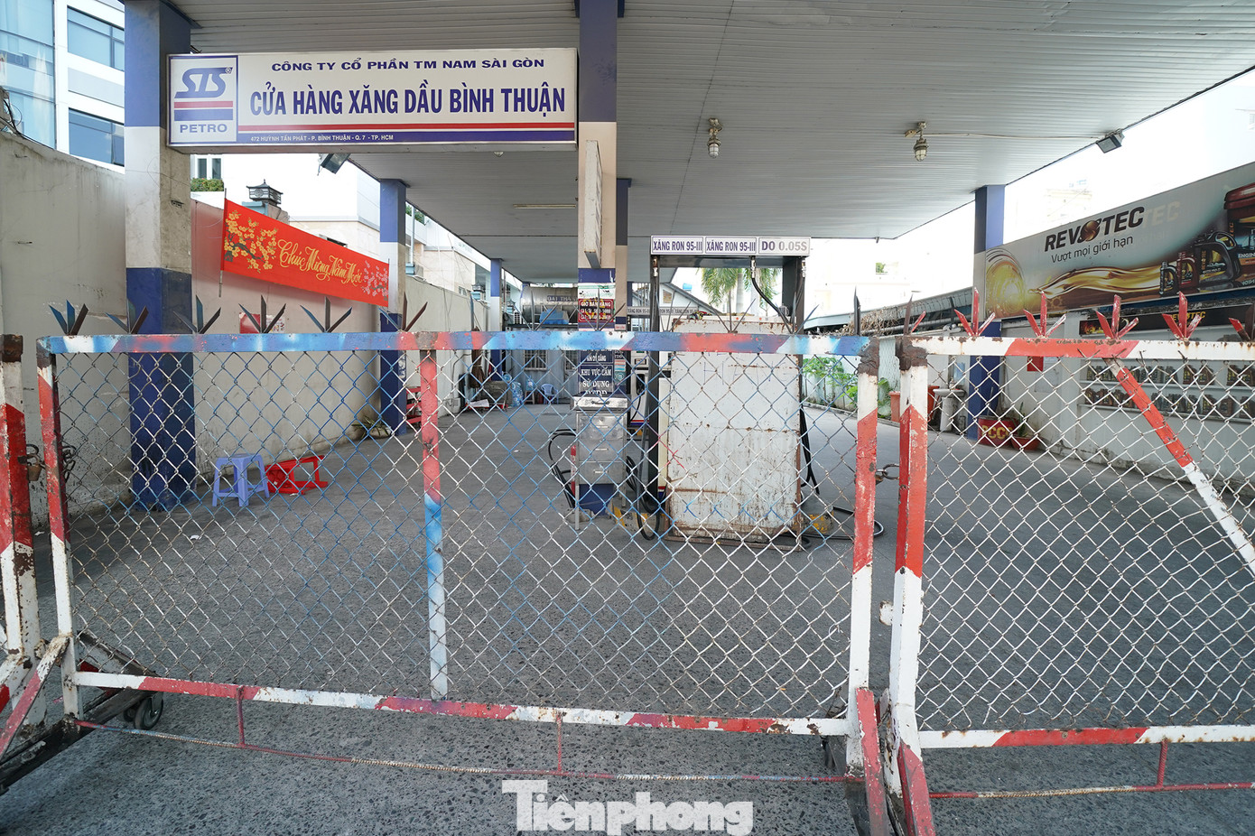 Cây xăng đóng cửa với lý do "Hết xăng". Cây xăng đóng cửa với lý do "Hết xăng".