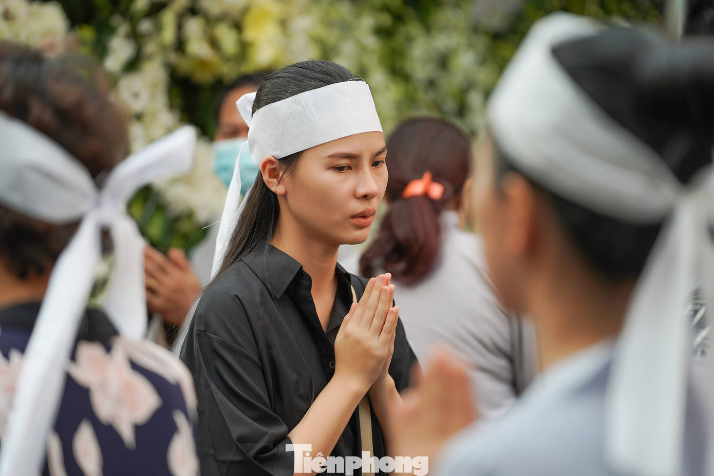 Chiều 7/3, gia đình tổ chức lễ cầu siêu, các thành viên đi vòng khuôn viên diễn ra tang lễ để cầu nguyện cho NSƯT Vũ Linh.