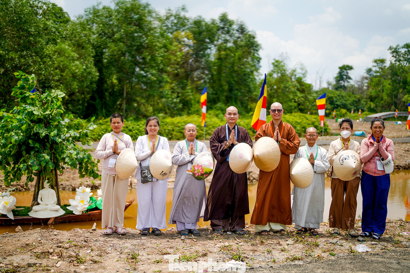 Nhóm tác giả thực hiện tiểu cảnh đang thường trực tại khu vực con đường Phật giáo.