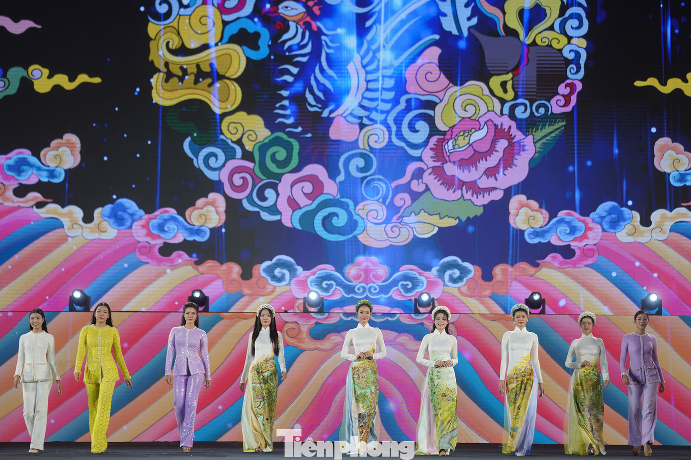 Phần trình diễn áo bà ba còn có sự xuất hiện của Top 35 Hoa hậu Việt Nam 2022 Lê Thanh Trúc (áo bà ba trắng).