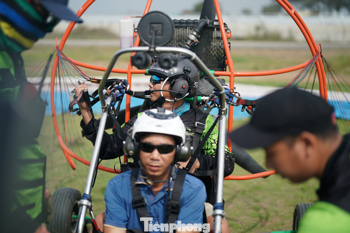 Du khách được hướng dẫn chi tiết các yếu tố an toàn trước khi cất cánh. "Hai năm phải thay dù một lần thì quả thật môn này khá tốn kém", du khách này bất ngờ khi được các thành viên tổ bay chia sẻ.