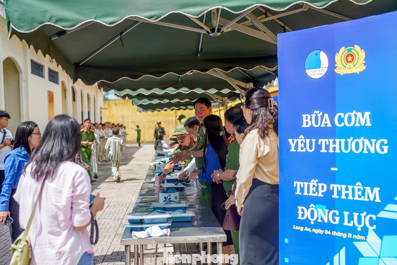 Lãnh đạo TƯ Đoàn, Bộ Công an và tỉnh Long An trao bữa cơm yêu thương, tiếp thêm tinh thần để các phạm nhân chấp hành án tốt sớm hòa nhập xã hội, làm lại cuộc đời. Sau 2 năm triển khai chương trình phối hợp giai đoạn 2021 - 2025, TƯ Hội LHTN Việt Nam đã trao tặng gần 1.000 suất quà với tổng trị giá 500 triệu đồng cho các phạm nhân; tổ chức 92 lớp dạy nghề cho hơn 3.000 phạm nhân. Tổ chức khám bệnh, cấp phát thuốc miễn phí cho hơn 2.000 lượt phạm nhân; hỗ trợ tư vấn tâm lý, pháp lý, hỗ trợ tìm kiếm việc làm cho hơn 12.000 phạm nhân sau khi chấp hành án.