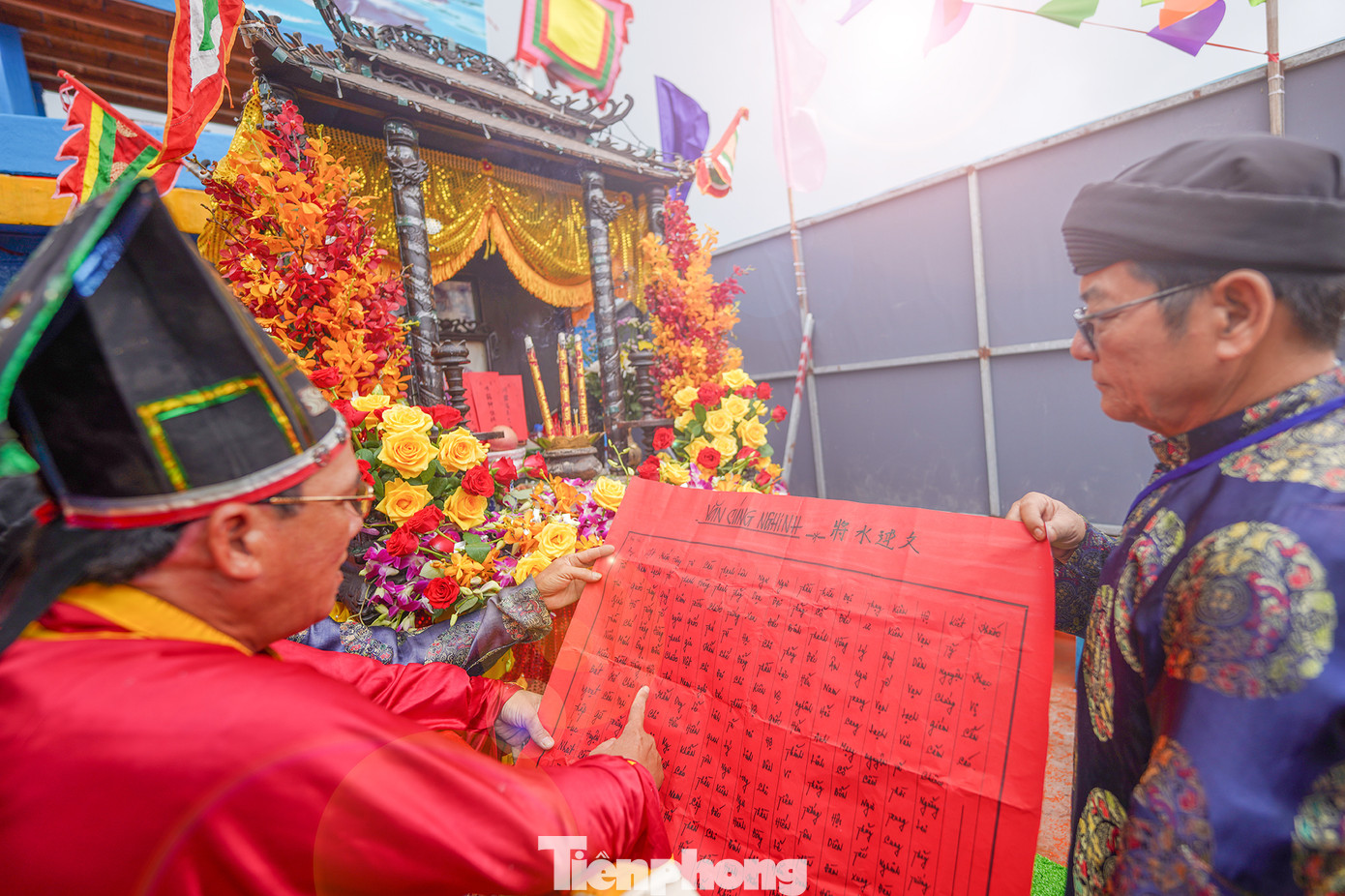 "Ghe Nghinh Ông được trang trí lộng lẫy. Địa điểm Nghinh Ông trên biển là tam giang khẩu, tức là nơi giáp nhau của ba con nước (cách bờ biển khoảng 4 hải lý, 1 hải lý = 1,8 km, ngay vị trí nhà đèn của biển). Các ghe tàu đánh bắt tại địa phương về dự lễ đã neo đậu sẵn trên bờ biển, trên ghe giăng đèn, kết hoa, treo cờ màu sắc rực rỡ và trước mỗi ghe đều bày mâm lễ vật để chuẩn bị ra khơi cúng Ông", ông Trần Thanh Sơn, Vạn phó Hội Vạn lạch thị trấn Cần Thạnh chia sẻ.