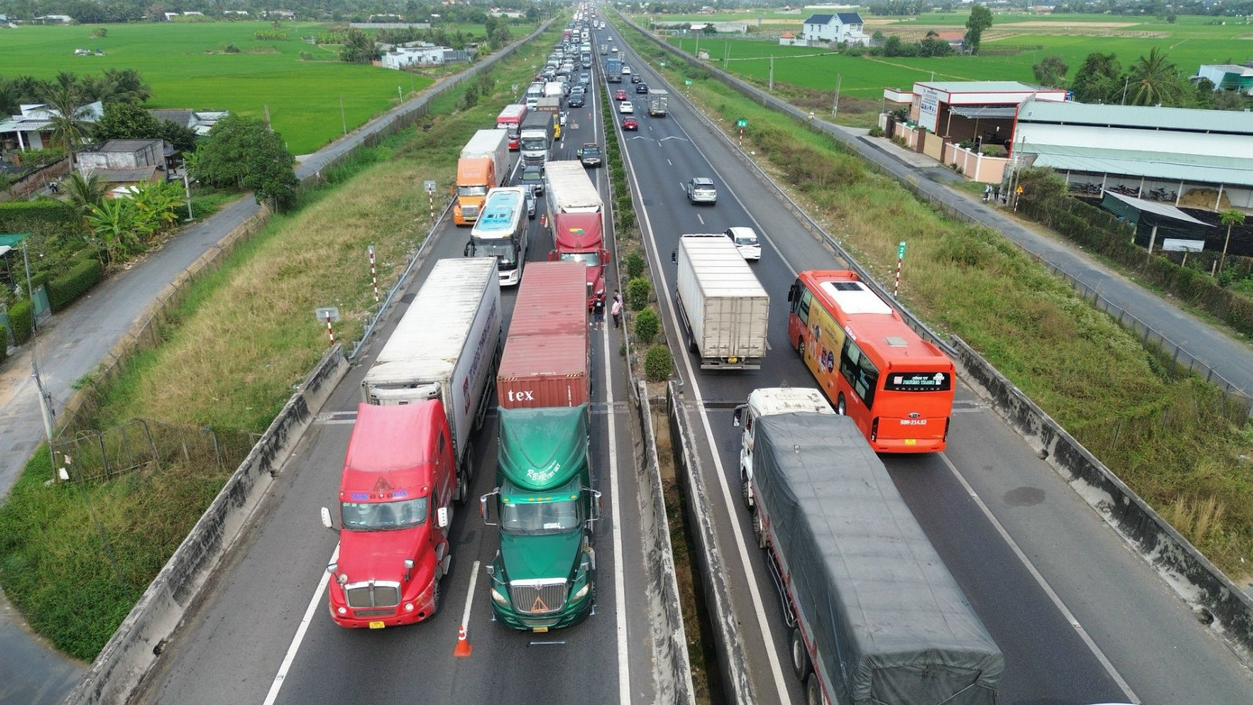 Nhiều tài xế chia sẻ trên các trang mạng xã hội là gần một tiếng đồng hòi không di chuyển được.