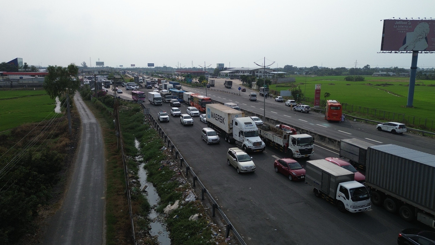 Kẹt xe kéo dại trên cao tốc.