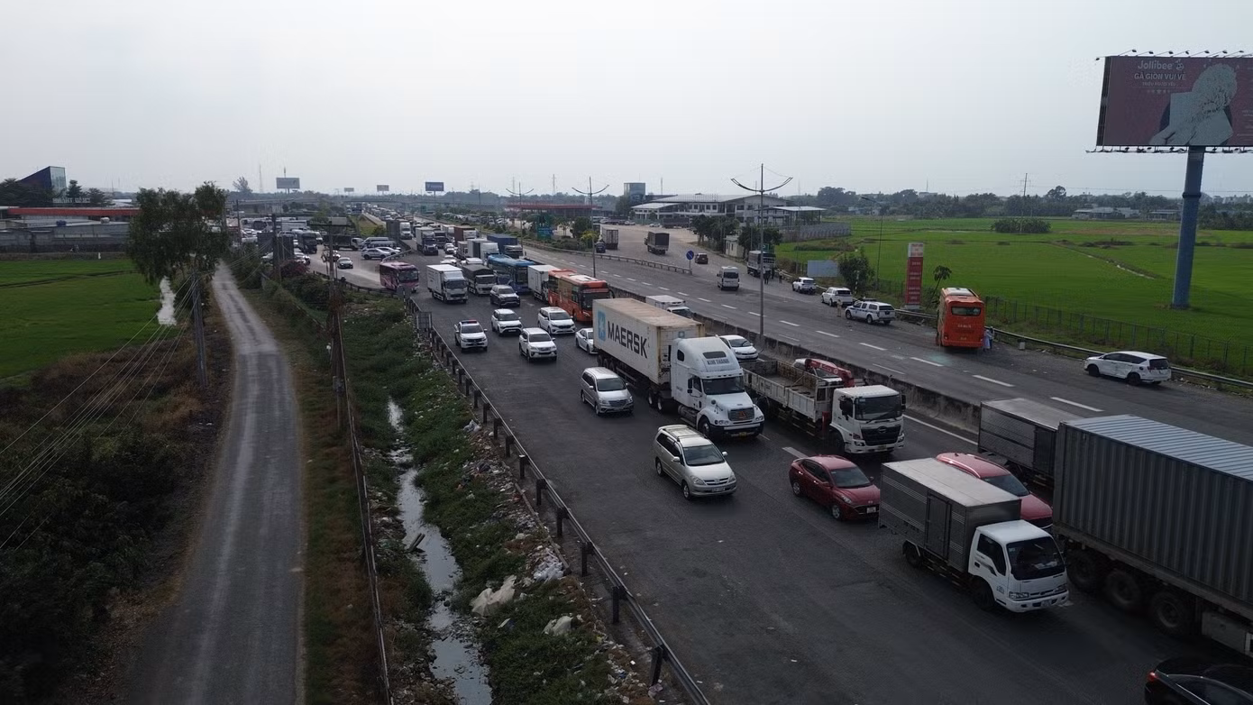Kẹt xe kéo dại trên cao tốc.