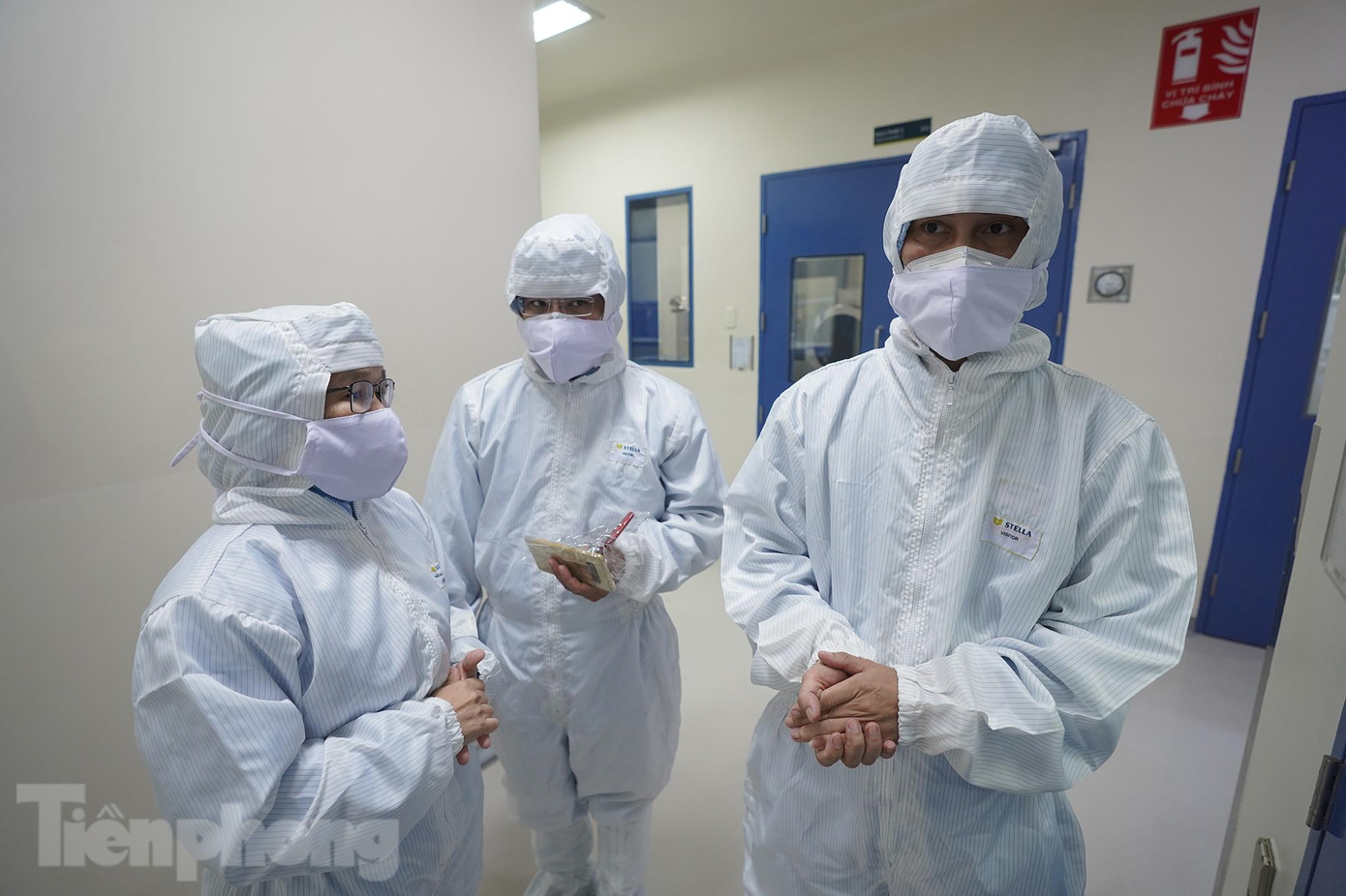 Dược sĩ Thái Ngọc Huỳnh (ngoài cùng bên trái), Phó tổng giám đốc phụ trách kỹ thuật của công ty cho biết: &quot;Thiết bị sản xuất được thực hiện tự động hóa gần như hoàn toàn với các máy móc, trang thiết bị hiện đại được nhập từ các nước phát triển. Ngay cả những nang thuốc không đạt về trọng lượng, máy cũng sẽ tự động cân chỉnh và loại bỏ. Ngay cả khâu ép vỉ cũng có sự hỗ trợ của camera giám sát để phát hiện và xử lý ngay những viên thuốc có chấm đen, viên thuốc bị vỡ hoặc thiếu viên sẽ lập tức được loại bỏ”.