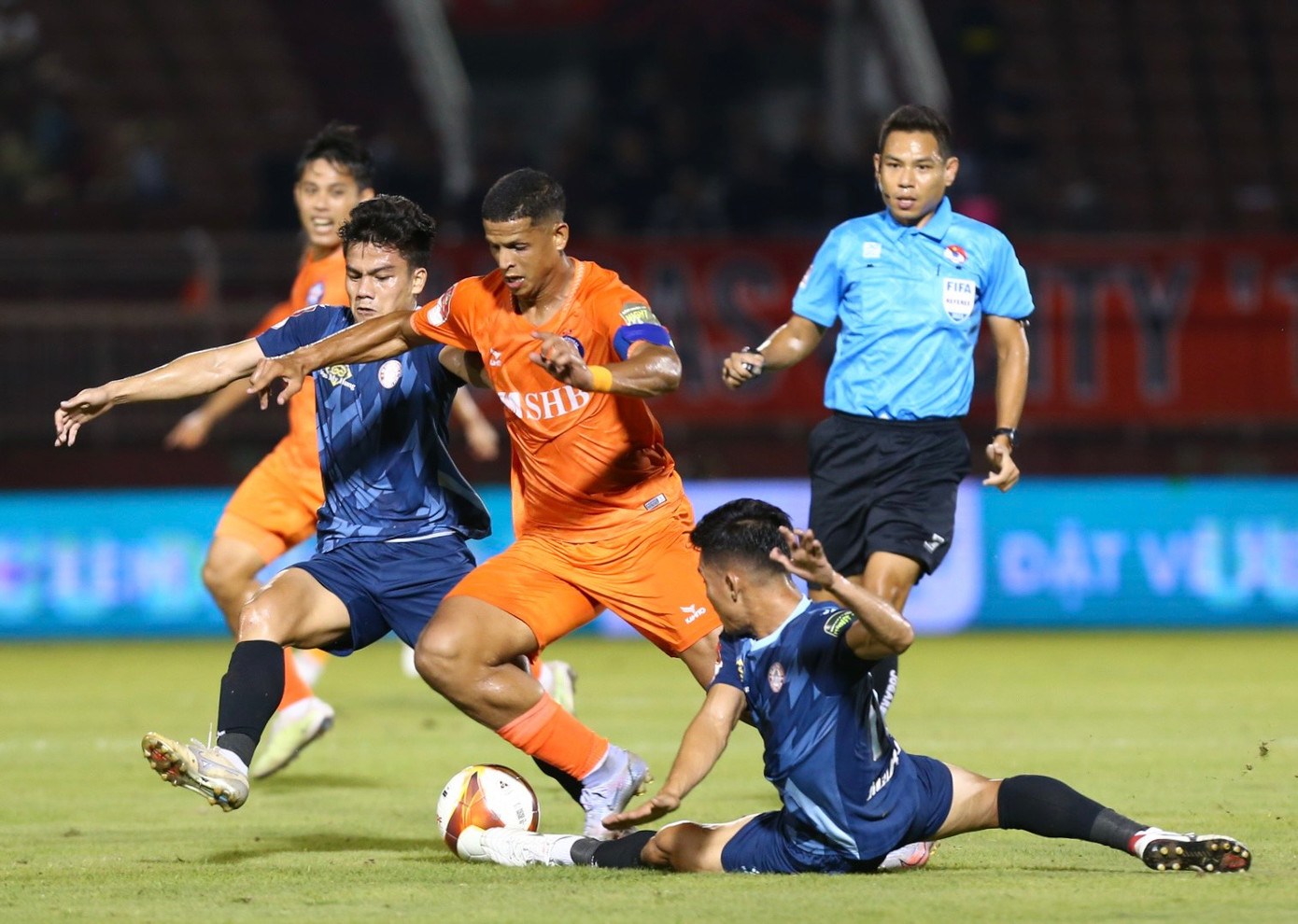 Bước sang hiệp 2, Đà Nẵng dần lấy lại sự ổn định của mình và có một vài pha dứt điểm của Lucao, nhưng tất cả đều không mang lại sự hiệu quả. Trận đấu đang bước vào thế trận giằng co thì bất ngờ TPHCM mở tỷ số.