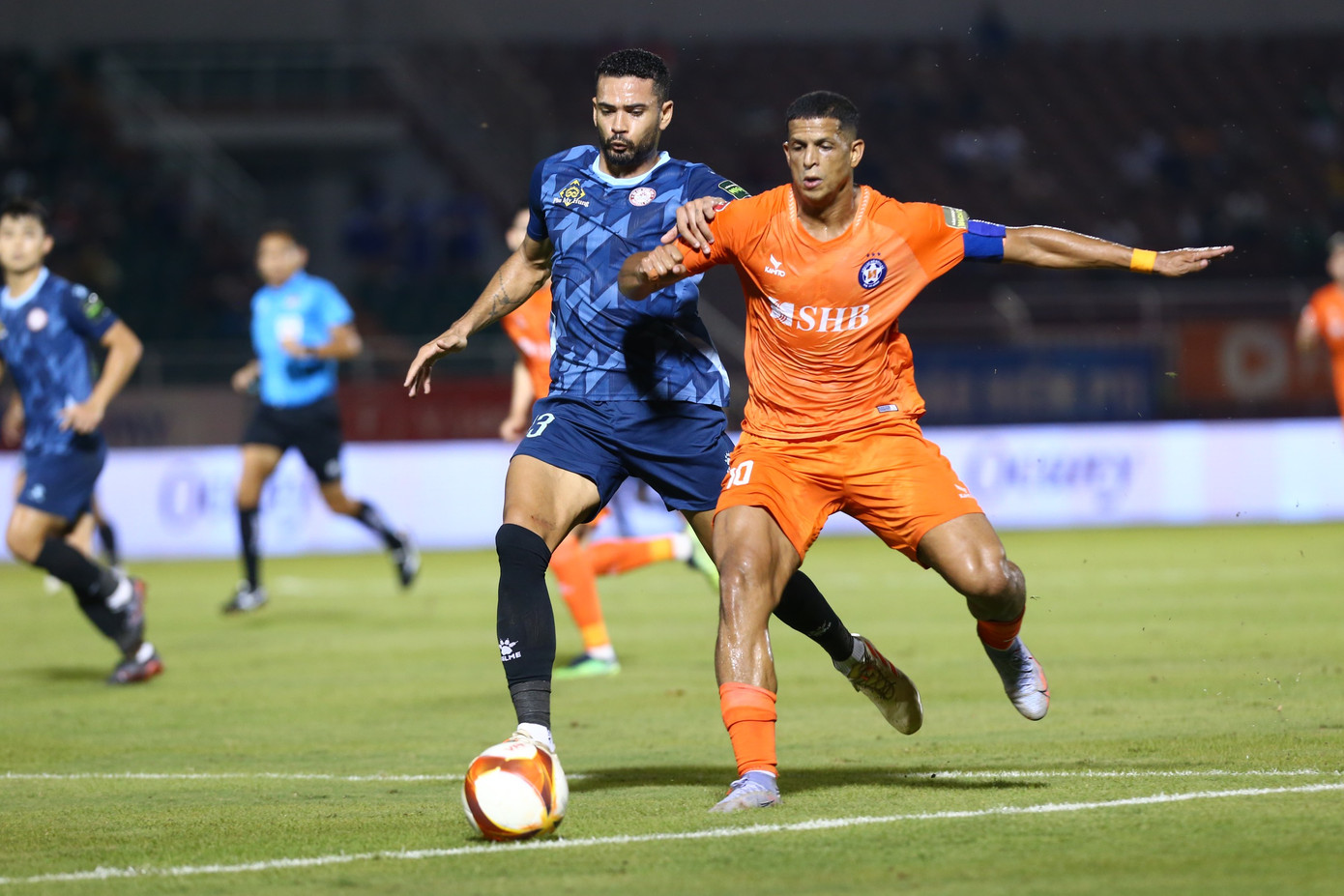 Phút thứ 12, một hậu vệ TPHCM phá bóng hụt để cho tiền đạo Lucao băng xuống nhưng pha dứt điểm chéo góc không thắng được Patrik Lê Giang.