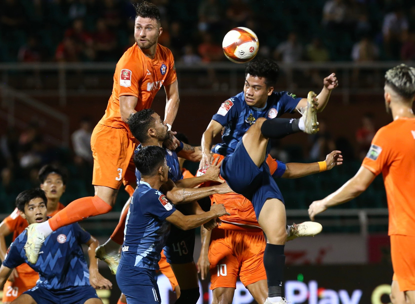 TPHCM cũng đáp trả bằng nhiều pha hãm thành liên tiếp, thậm chí nếu chính xác hơn thì đoàn quân của HLV Vũ Tiến Thành đã có thể mở tỷ số trước nếu trung vệ Brandon đánh đầu chính xác hơn trong pha đá phạt góc của Võ Huy Toàn.