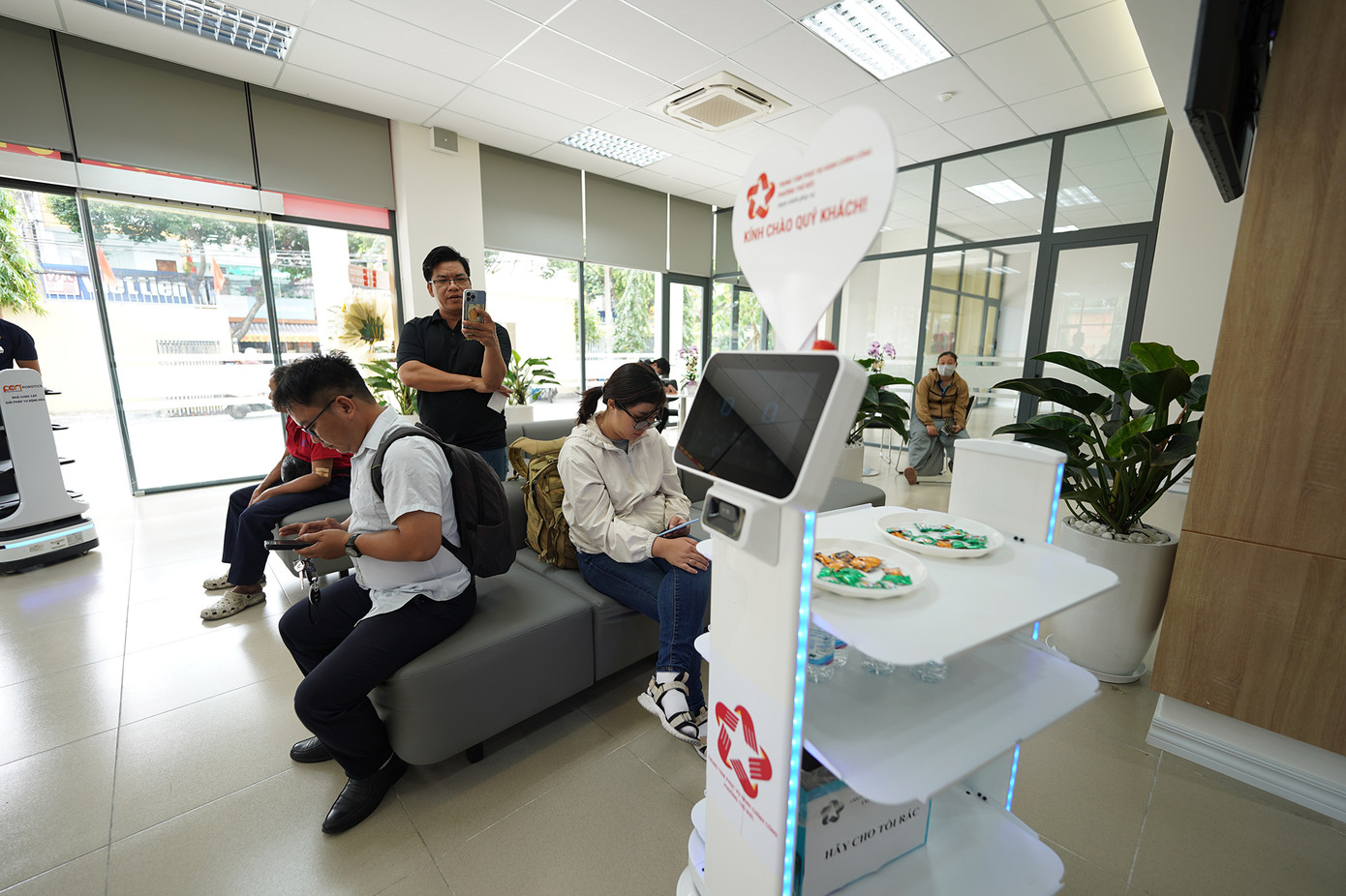 Hai robot thu hút sự quan tâm của người dân.