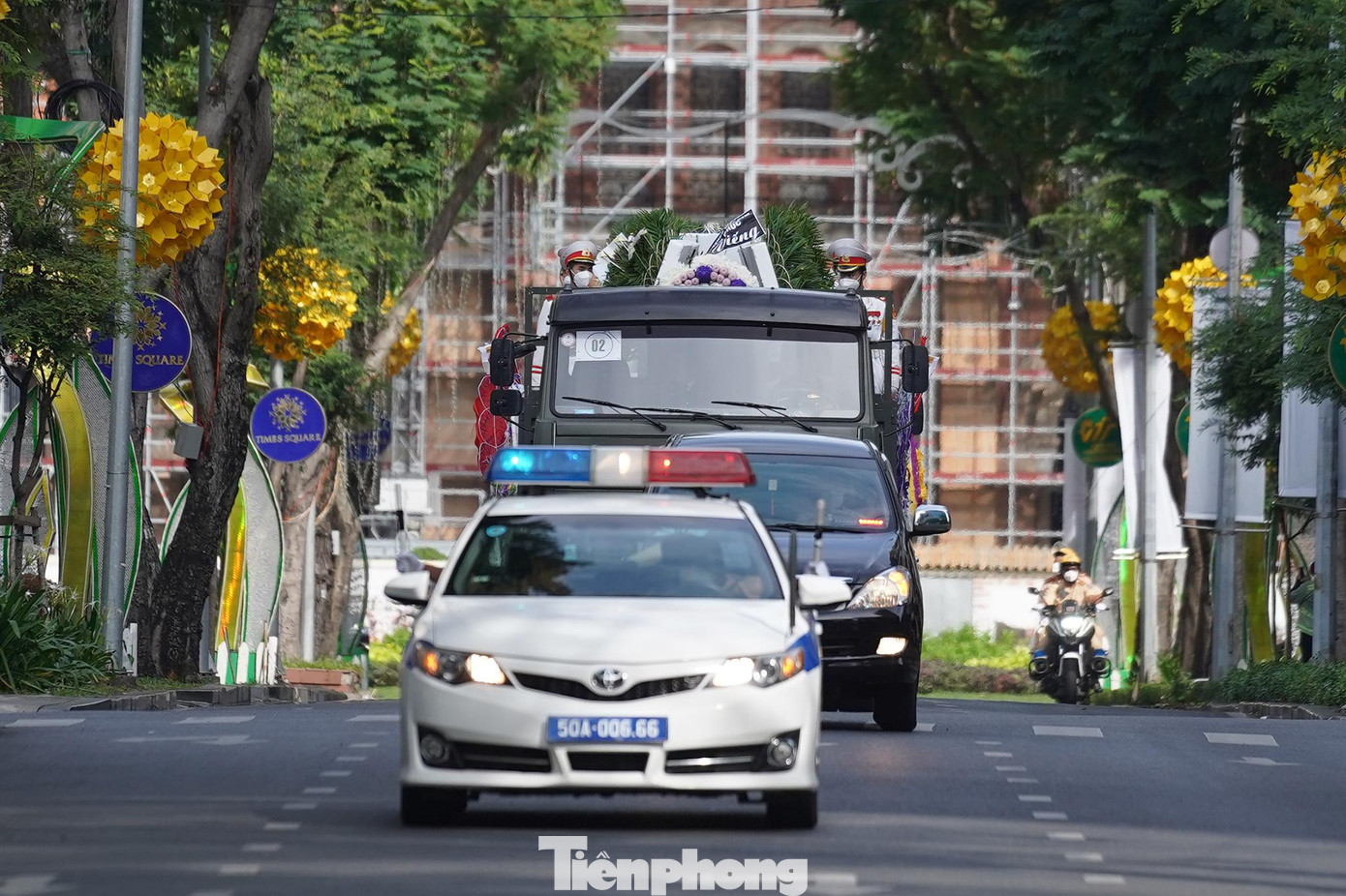 Lúc 8 giờ ngày 2/4, Ban tổ chức lễ tang thực hiện nghi thức di quan, tiễn đưa ông Lê Hòa Bình về nghĩa trang TPHCM, phường Linh Trung, TP Thủ Đức. Trong ảnh: Đoàn xe di chuyển dọc các tuyến đường trung tâm, qua trụ sở UBND TPHCM. Lúc 8 giờ ngày 2/4, Ban tổ chức lễ tang thực hiện nghi thức di quan, tiễn đưa ông Lê Hòa Bình về nghĩa trang TPHCM, phường Linh Trung, TP Thủ Đức. Trong ảnh: Đoàn xe di chuyển dọc các tuyến đường trung tâm, qua trụ sở UBND TPHCM.
