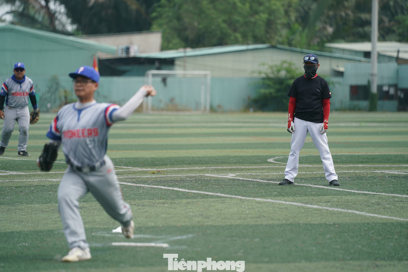 "Ông vua áo đen" đứng phía sau cầu ném có nhiệm vụ xác định quả bóng bay vào trong hay ra ngoài khu vực tiêu chuẩn (strikezone) để xác định bóng lỗi hay bóng chuẩn.
