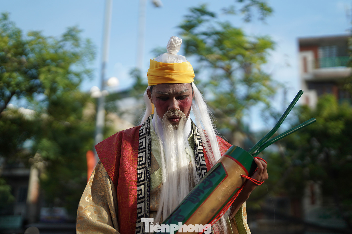 Bạn Cao Trương Quy trong hình hài nhân vật Trương Quả Lão (một vị tiên chuyên về thuật sĩ cùng những lĩnh vực huyền bí). Hình ảnh ông gắn liền với cái trống cơm, con lừa. Khi cưỡi, ông ngồi ngược, khi không cưỡi thì ông sẽ gói con lừa vào một cái bị cói đeo ở sau lưng. Trên tay ông còn mang một nhạc cụ giống ống tre, vừa đi vừa thong dong ca hát. Trương Quả Lão tượng trưng cho sự thông thái, minh mẫn đối với người lớn tuổi trong nhà).