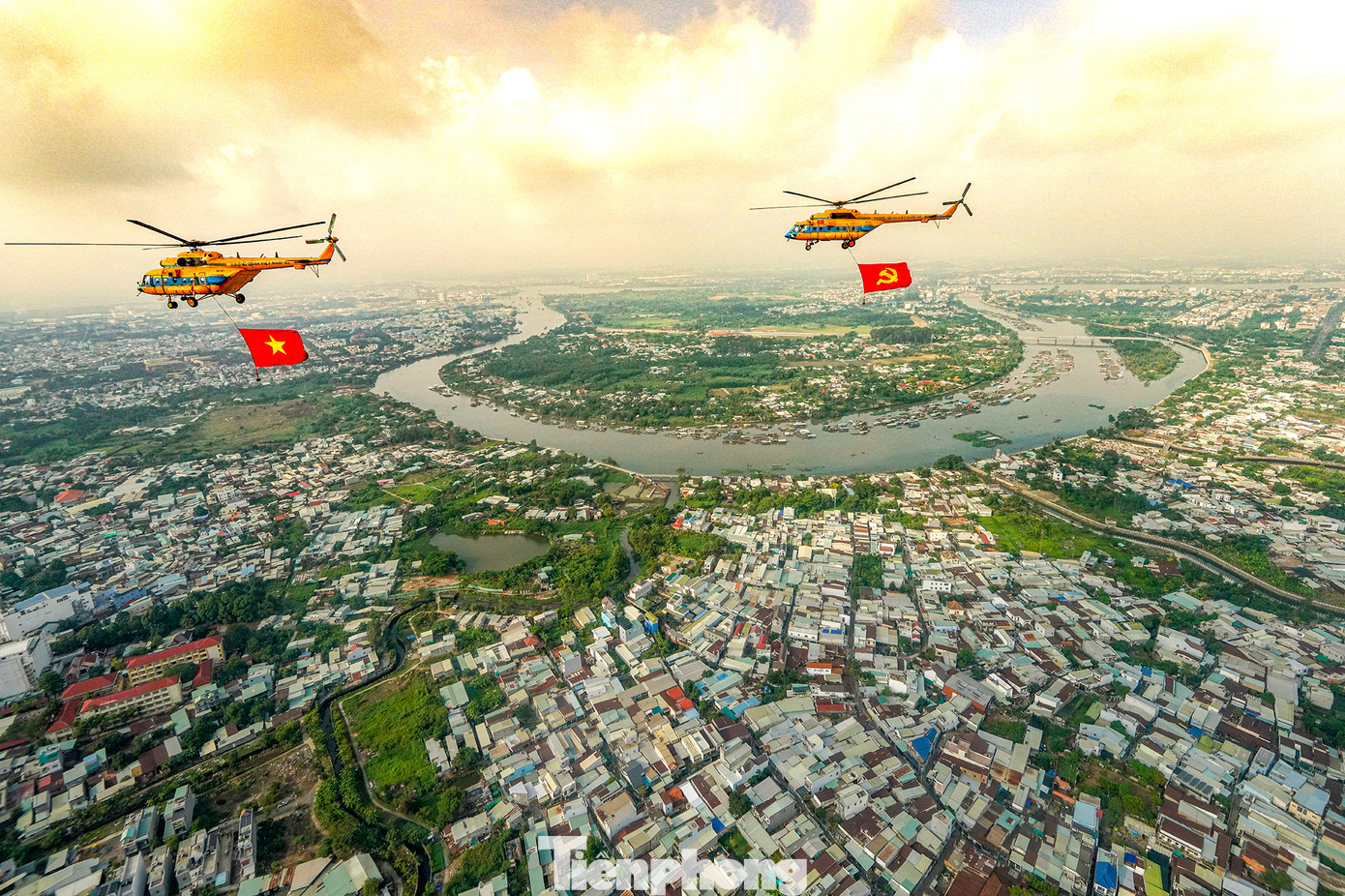 Biên đội trực thăng bay vòng qua sông Đồng Nai.