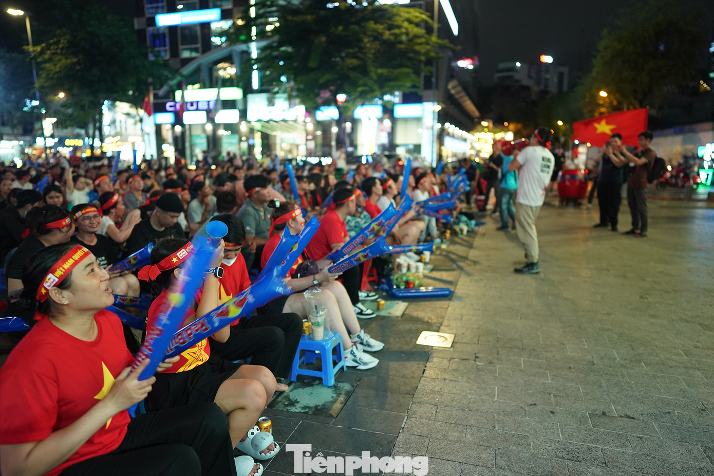 19h, các hàng ghế đầu không còn một chỗ trống, ai cũng cố tìm cho mình một vị trí tốt nhất để theo dõi trận đấu.