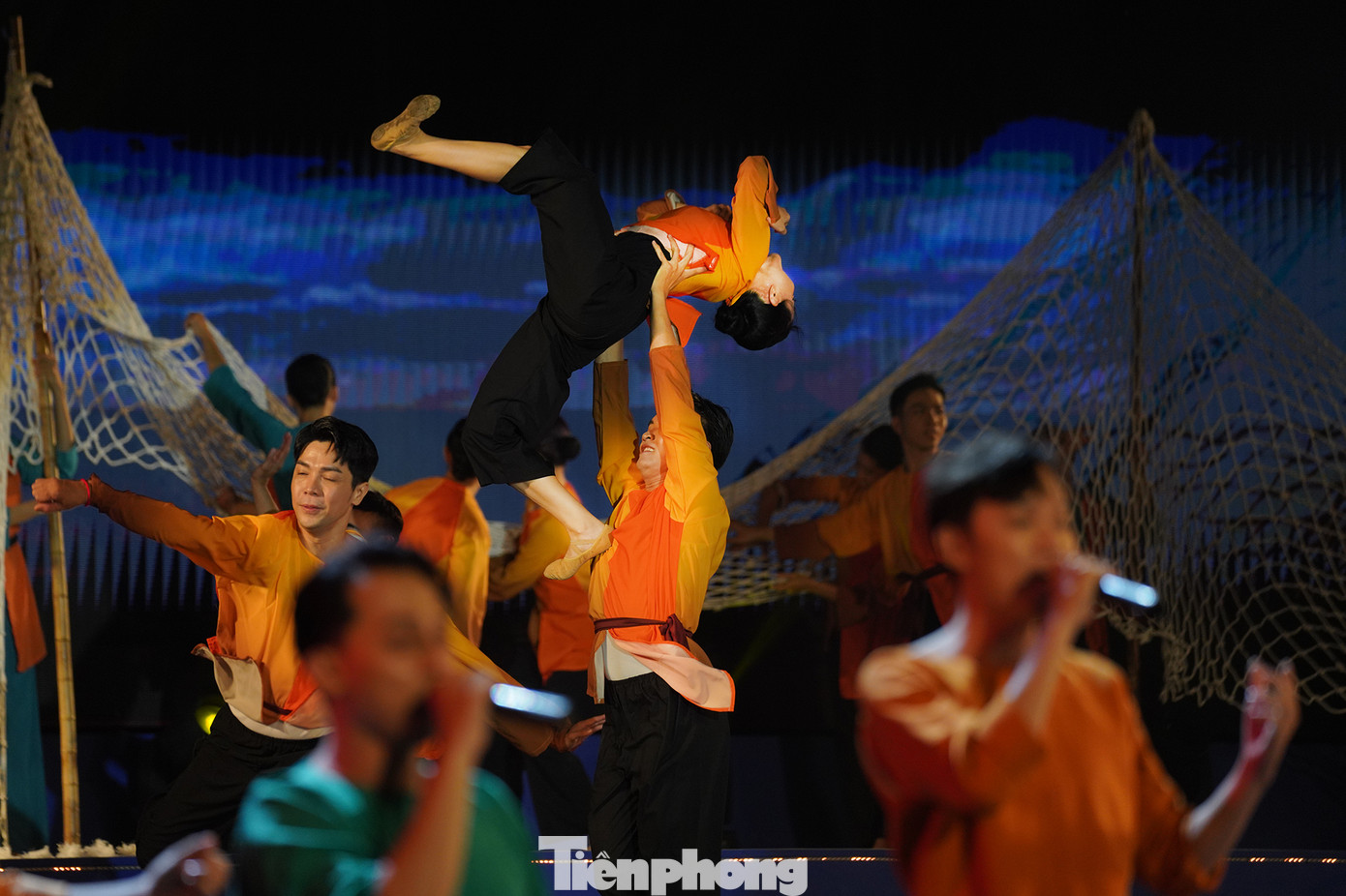 Khán giả Cần Giờ đã mãn nhãn với phần điều khiển ánh sáng trong chương trình. Trong quá trình hình thành Lễ hội Nghinh Ông Cần Giờ, chương trình khắc họa được dấu ấn đậm nét hành trình Nam tiến của cư dân miền Trung, những người đã mang theo bao nét đẹp văn hóa và tín ngưỡng độc đáo của mình để khai phá vùng đất Cần Giờ. Khi đặt chân đến nơi đây, họ đã đối mặt với rừng rậm hoang sơ, đầm lầy và thú dữ, nhưng với sự kiên trì và dũng cảm, họ đã cải hóa thiên nhiên, biến vùng đất hoang sơ này thành nơi thịnh vượng với thị tứ và chợ búa sầm uất.