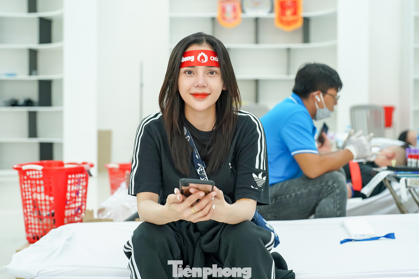 Nhiều cư dân đã đến từ sớm tham gia hiến máu. Trong ảnh, bạn Lê Thị Linh (ngụ quận Tân Phú) nghe bạn bè nói có chương trình hiến máu cũng tranh thủ qua sớm tham gia. Tuy là lần đầu tiên hiến máu nhưng Linh mạnh dạn đăng ký 350ml.