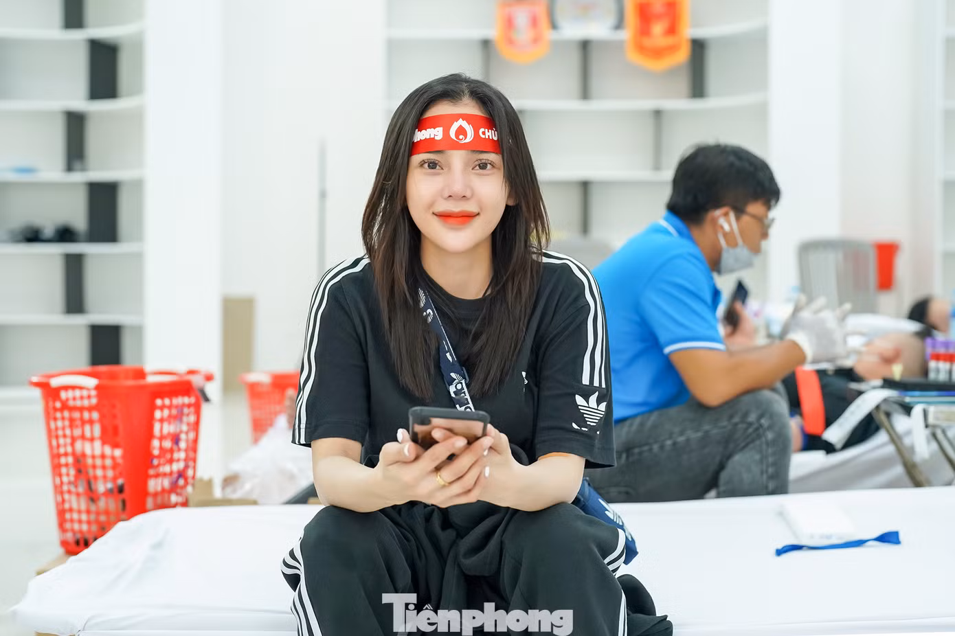 Nhiều cư dân đã đến từ sớm tham gia hiến máu. Trong ảnh, bạn Lê Thị Linh (ngụ quận Tân Phú) nghe bạn bè nói có chương trình hiến máu cũng tranh thủ qua sớm tham gia. Tuy là lần đầu tiên hiến máu nhưng Linh mạnh dạn đăng ký 350ml. Nhiều cư dân đã đến từ sớm tham gia hiến máu. Trong ảnh, bạn Lê Thị Linh (ngụ quận Tân Phú) nghe bạn bè nói có chương trình hiến máu cũng tranh thủ qua sớm tham gia. Tuy là lần đầu tiên hiến máu nhưng Linh mạnh dạn đăng ký 350ml.
