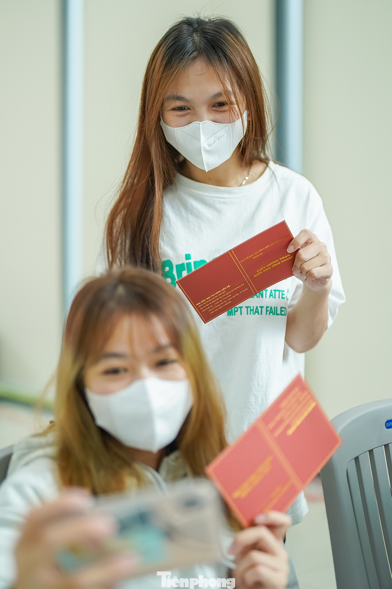 Hai bạn trẻ thuộc thế hệ Gen Z đi hiến máu.