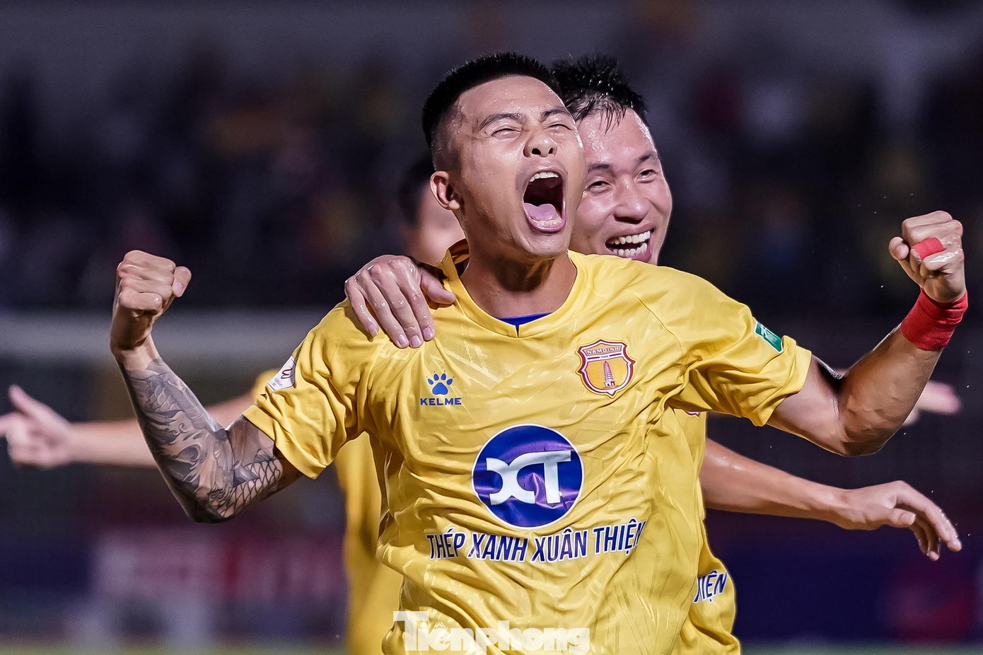 Phút 13, Nam Định được hưởng quả đá phạt ngay sát khu vực 16m50 và hậu vệ Mạnh Hùng đã mở tỷ số 1-0 cho Nam Định với cú đá phạt căng như kẻ chỉ trong sự hưng phấn tột độ của khá đông khán giả Nam Định có mặt trên khán đài.