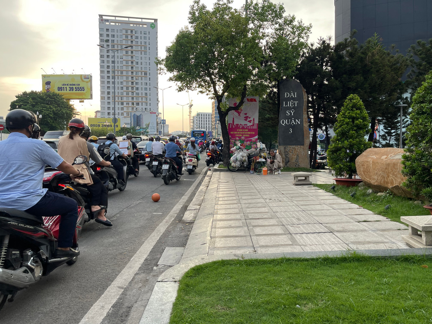 Các em thường xuyên để bóng lăn ra dòng người đang di chuyển đông đúc. Đây cũng là trục đường thường xuyên có đội CSGT dẫn đoàn thực hiện nhiệm vụ. Nếu không để ý, người điều khiển phương tiện rất dễ té ngã khi cán phải quả bóng.