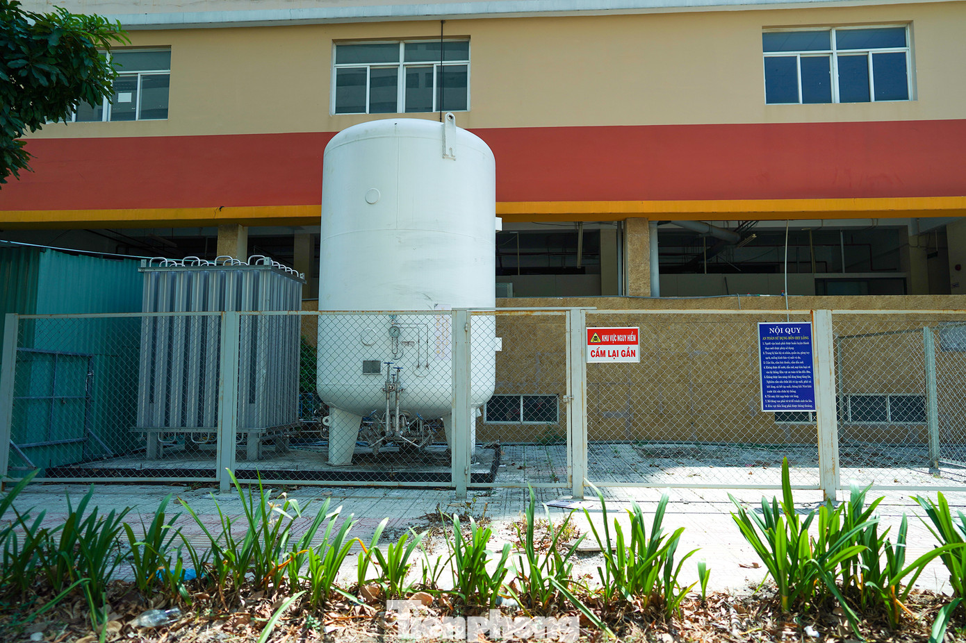 Khu vực lưu trữ oxy của Bệnh viện dã chiến số 3 vẫn còn dấu tích.
