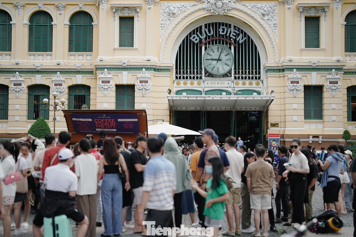 Anh Lại Văn Mạnh (ngụ TP Thủ Đức) tranh thủ thưởng thức ly cà phê miễn phí trước cổng Bưu điện trung tâm chia sẻ: "Quá hay, quá vui, quá phấn khởi cho sự phục hồi sau đại dịch của TPHCM. Trước khi tham gia tour này, tôi tranh thủ đạp xe vòng quanh trung tâm, hít thở không khí. Theo hướng dẫn viên, tôi mới được ngắm nhìn TPHCM từ nhiều góc độ. Tôi được trải mình dưới hàng me xanh của Đường sách TPHCM. Tôi được khám phá những công trình kiến trúc có tuổi đời trên trăm năm".