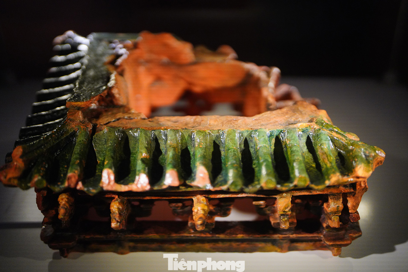 Mô hình được làm bằng chất liệu đất nung phủ men, có chiều cao tổng thể 16,8 cm. Bảo vật hiện chỉ còn một phần bộ mái và bộ khung kết cấu của công trình hoàn thiện. Trong đó hệ cột có bốn cột cái, 12 cột quân (cột hiên), hệ xà gồm câu đầu, xà thượng, xà hạ. Hệ đấu củng có đấu, củng, ang và xà vuông. Những cột cái và ba cột quân tương ứng ở mỗi góc tạo thành hình vuông, đảm bảo cho kết cấu bộ khung khớp với nhau. Các cột cách nhau không đều do ảnh hưởng của việc nung đốt. Bộ mái đầy đủ của mô hình là cấu trúc hai tầng, tám mái chồng diêm. Phần tìm thấy chỉ còn tầng mái thứ nhất. Đầu dư phía ngoài của xà hiên được trang trí hình đầu rồng, miệng ngậm ngọc. Bảo vật được sản xuất thành từng cấu kiện, sau đó ráp lại thành công trình hoàn chỉnh trước khi phủ men và đưa vào nung. Về mặt hình thái, bảo vật có nhiều nét tương đồng với kiến trúc gác chuông chùa Keo (Thái Bình). Điểm khác biệt là cung điện thời Lê Sơ dùng đấu củng để chịu lực chính, trong khi ở công trình gác chuông chùa Keo, hệ thống này chủ yếu mang tính trang trí.