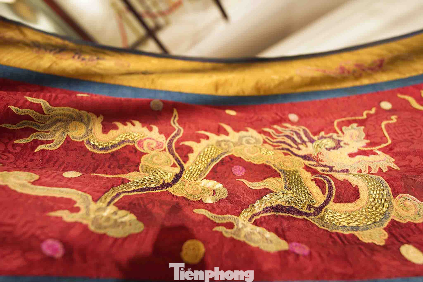 Họa tiết trang trí thân rồng, phụng được thể hiện bằng chỉ vàng, giữ được màu sắc của chất liệu theo thời gian. Hai chiếc võng thu hút quan khách dừng lại chiêm ngưỡng khá lâu.