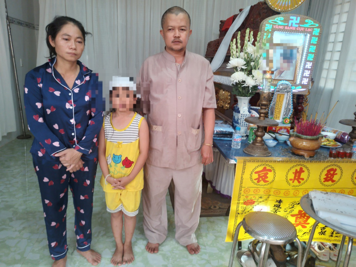 Cha mẹ và em gái của học sinh P.T.Q ngụ xã Hòa Khánh Tây bị đuối nước. Cha mẹ và em gái của học sinh P.T.Q ngụ xã Hòa Khánh Tây bị đuối nước.