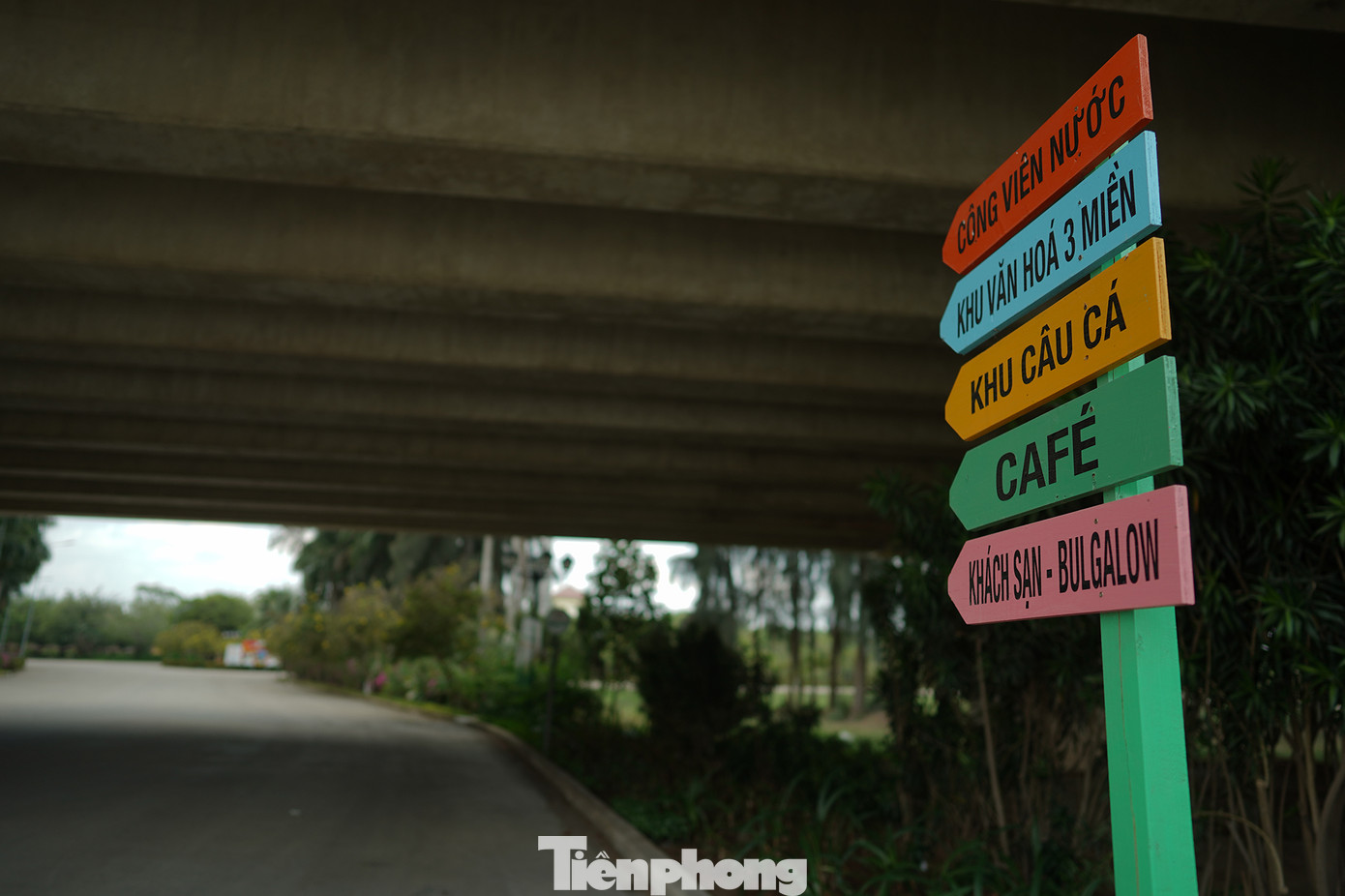 Bảng chỉ dẫn hướng vào khu vực bán vé, là khu có nhiều tiểu cảnh thể hiện bản sắc văn hóa ba miền như phố cổ Hội An, chùa Cầu, chùa Một Cột, tháp Chăm...