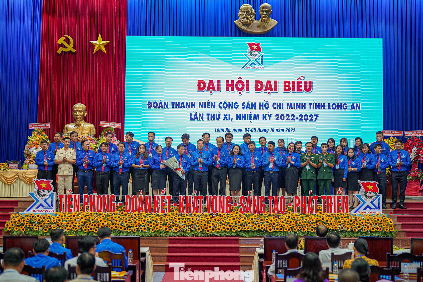 40 thành viên Ban Chấp hành tỉnh Long An lần thứ XI, nhiệm kỳ 2022-2027 ra mắt Đại hội.