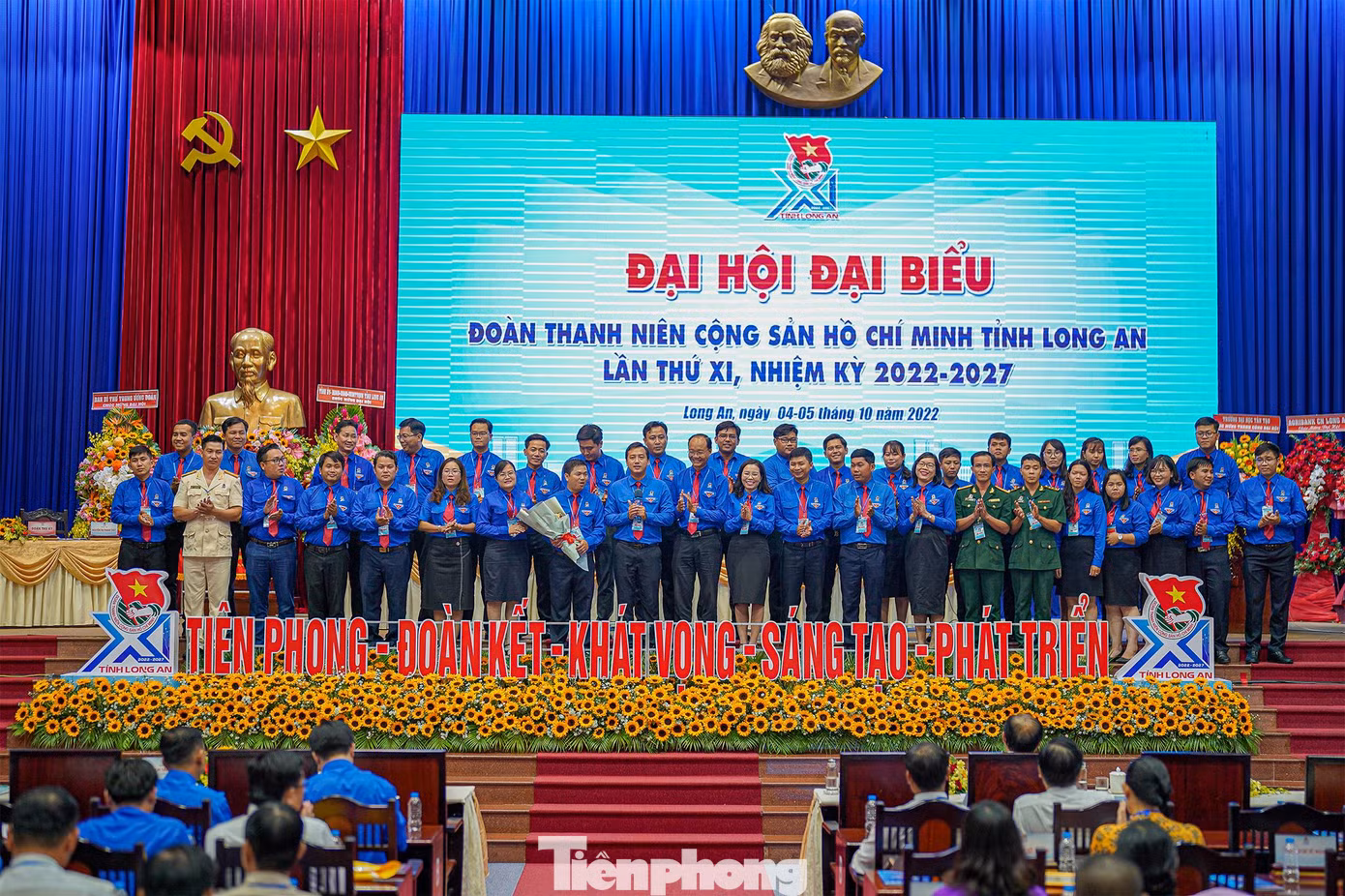 40 thành viên Ban Chấp hành tỉnh Long An lần thứ XI, nhiệm kỳ 2022-2027 ra mắt Đại hội.