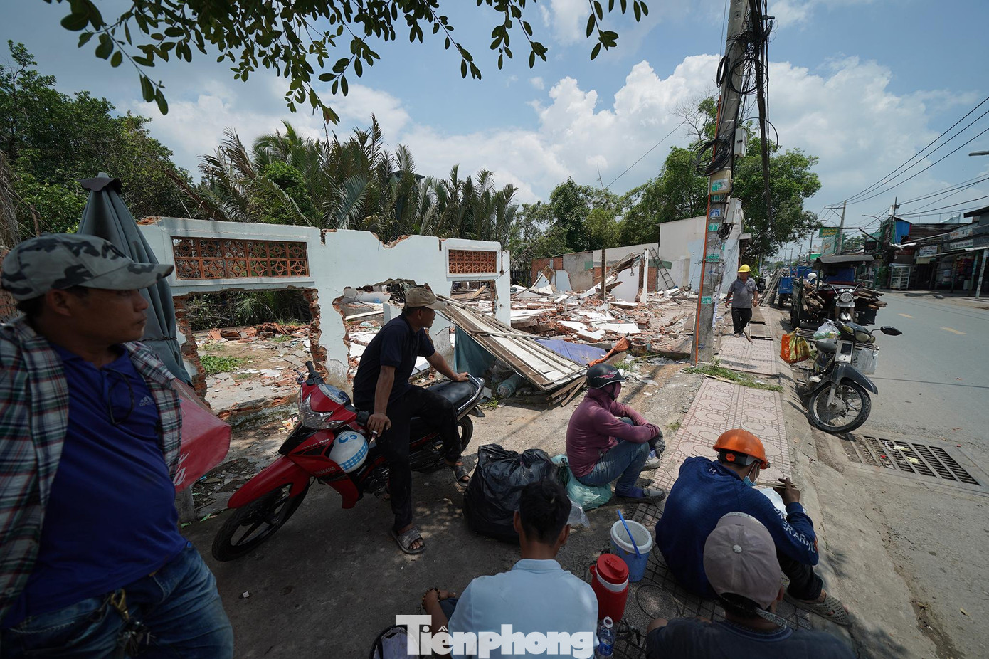 Trưởng Ban bồi thường, giải phóng mặt bằng huyện Nhà Bè cũng cho biết hiện còn vướng mắc liên quan đến việc xác định suất tái định cư tối thiểu, chưa có phương án tái định cư bằng căn hộ cho các trường hợp không đủ điều kiện tái định cư theo quy định. Huyện đã có văn bản báo cáo, kiến nghị bổ sung chính sách và đang chờ UBND TPHCM và các sở, ban ngành có ý kiến. Trưởng Ban bồi thường, giải phóng mặt bằng huyện Nhà Bè cũng cho biết hiện còn vướng mắc liên quan đến việc xác định suất tái định cư tối thiểu, chưa có phương án tái định cư bằng căn hộ cho các trường hợp không đủ điều kiện tái định cư theo quy định. Huyện đã có văn bản báo cáo, kiến nghị bổ sung chính sách và đang chờ UBND TPHCM và các sở, ban ngành có ý kiến.