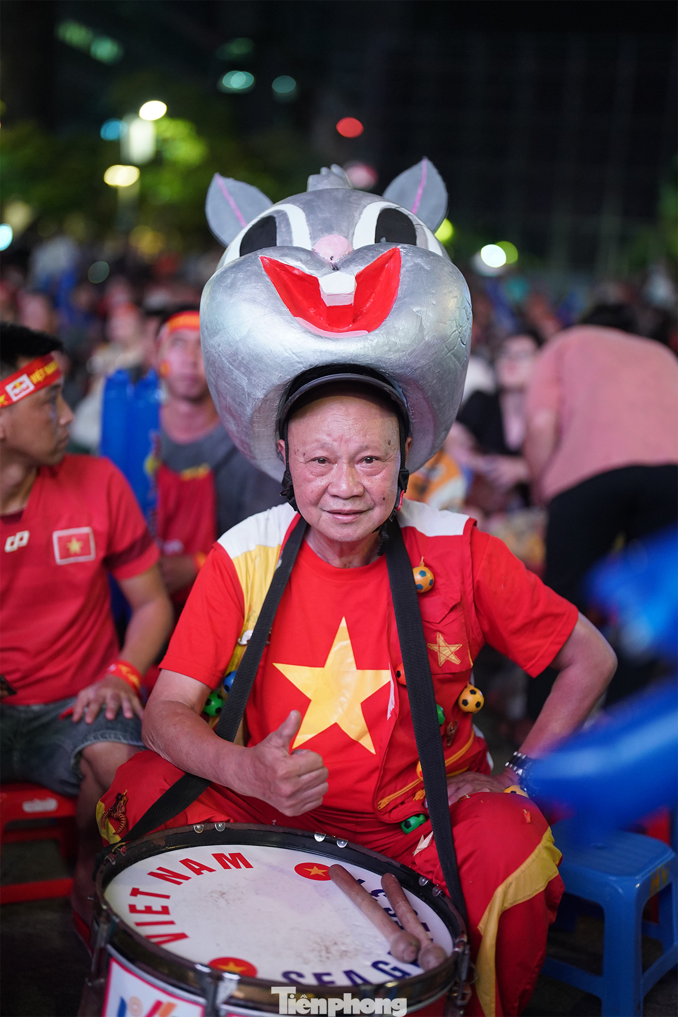 Là gương mặt vàng trong cổ động viên, ông Nguyễn Quang Tuấn (biệt danh Tuấn &quot;trâu vàng&quot;) vừa từ Campuchia về TPHCM sáng 15/5. &quot;Tôi nghĩ trận này sẽ kết thúc 2-0. Nếu đội tuyển nữ Việt Nam chiến thắng thì tôi xem như món quà để mang về quê ngày 18 tới&quot;, ông Tuấn nói.