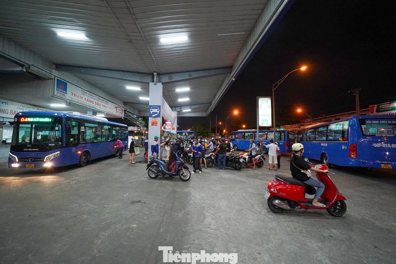 Một cây xăng trên đường Chế Lan Viên (quận Tân Bình) cũng trong tình trạng người mua xếp hàng dài, chung với dòng xe buýt.