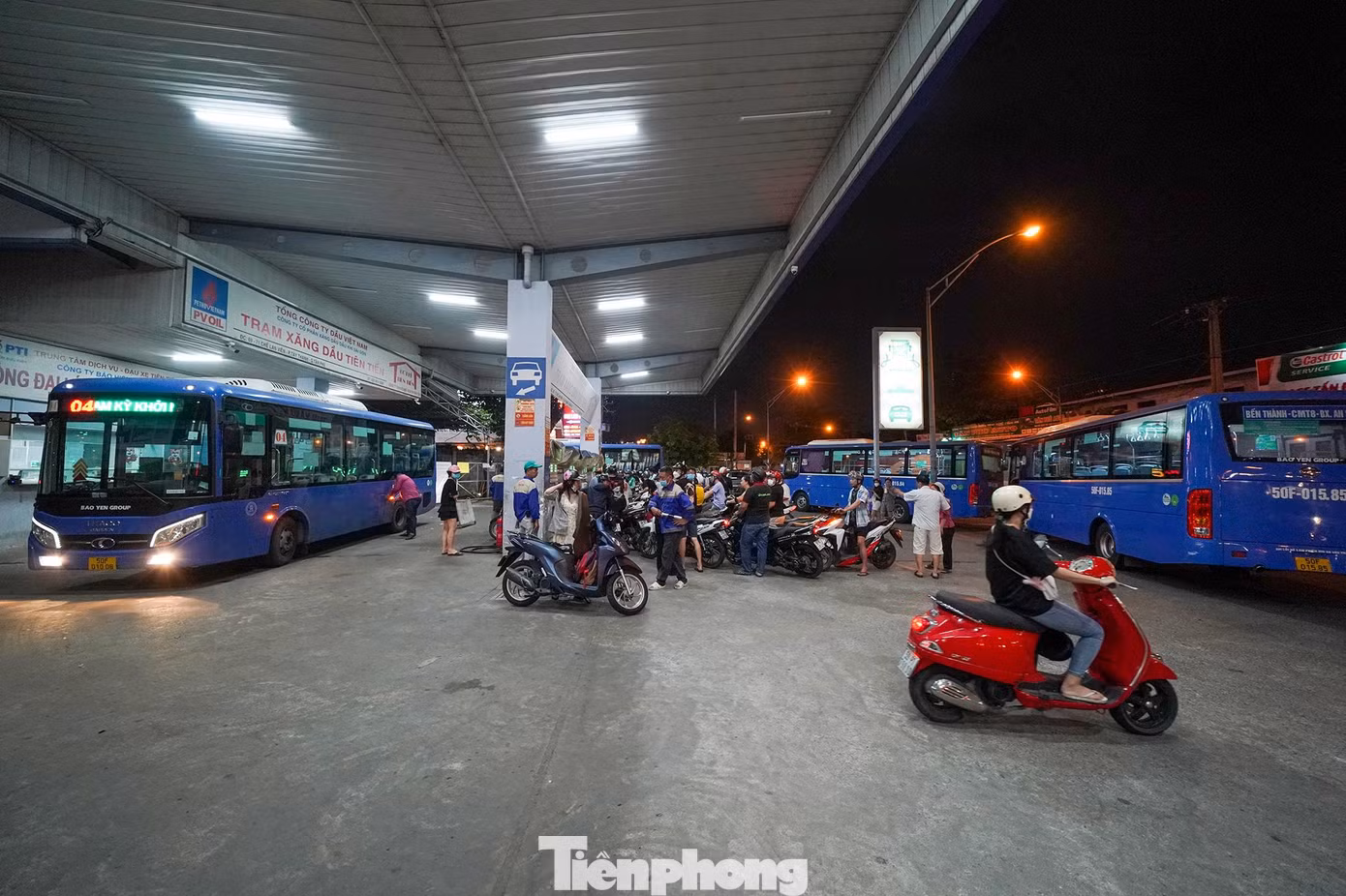Một cây xăng trên đường Chế Lan Viên (quận Tân Bình) cũng trong tình trạng người mua xếp hàng dài, chung với dòng xe buýt. Một cây xăng trên đường Chế Lan Viên (quận Tân Bình) cũng trong tình trạng người mua xếp hàng dài, chung với dòng xe buýt.