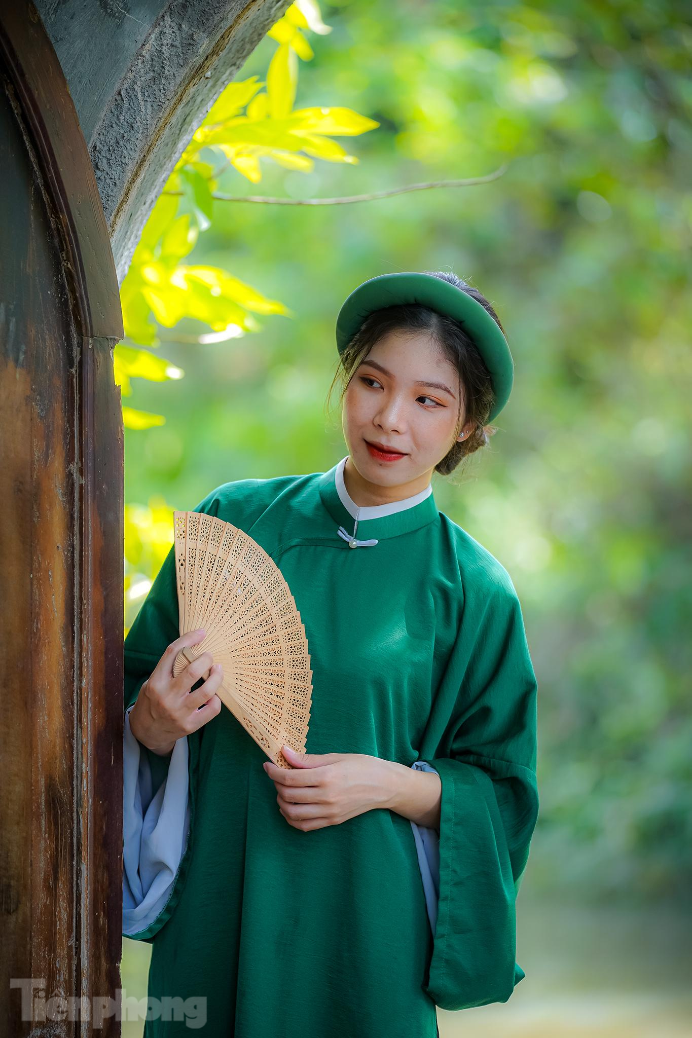 Bạn Nguyễn Ý Vy (sinh viên ĐH Y dược) chia sẻ: “Khi tham gia tour khám phá TP Thủ Đức, điểm dừng chân bảo tàng Áo dài cho em nhiều cảm hứng lắm tạo dáng chụp ảnh, khung cảnh nơi đây cũng nên thơ. Em thích nhất là khu chợ quê”. Bạn Nguyễn Ý Vy (sinh viên ĐH Y dược) chia sẻ: “Khi tham gia tour khám phá TP Thủ Đức, điểm dừng chân bảo tàng Áo dài cho em nhiều cảm hứng lắm tạo dáng chụp ảnh, khung cảnh nơi đây cũng nên thơ. Em thích nhất là khu chợ quê”.