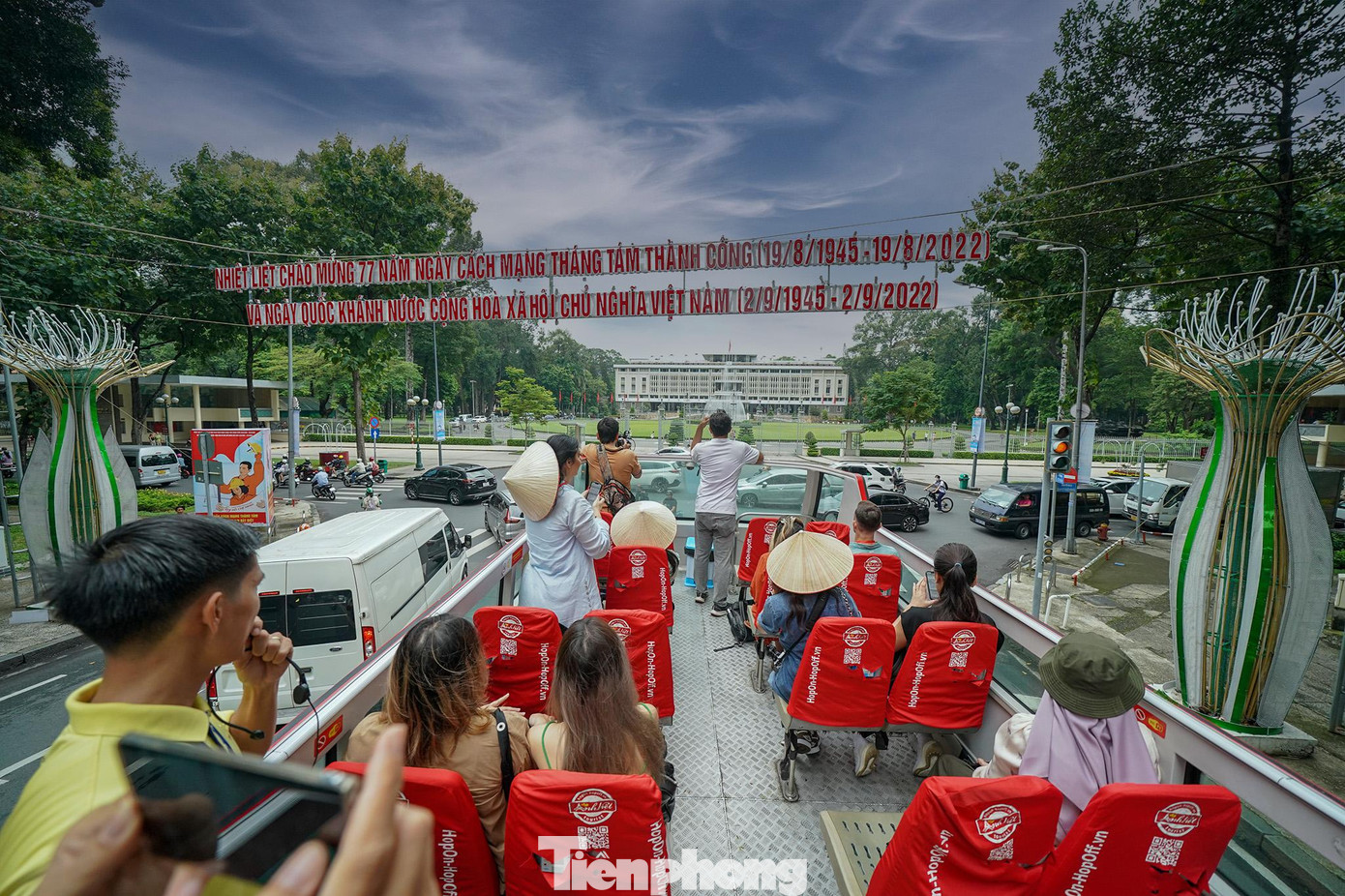 Xe buýt hai tầng đi qua trục đường Nam Kỳ Khởi Nghĩa- Lê Duẩn để du khách chiêm ngưỡng toà nhà Hội trường Thống Nhất.