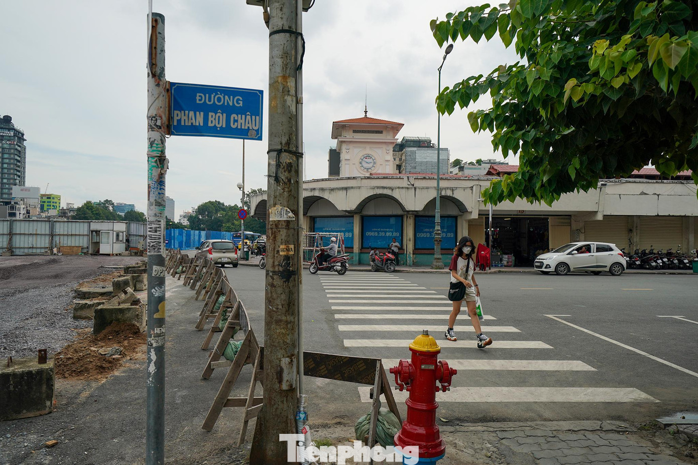 Giám đốc Sở Quy hoạch Kiến trúc (QH-KT) TP HCM Nguyễn Thanh Nhã vừa ký văn bản báo cáo UBND TP HCM về phương án thiết kế cảnh quan tổng thể khu vực trước chợ Bến Thành và giao lộ Nguyễn Huệ - Lê Lợi (quận 1). Trong 3 phương án đặt ra, Sở QH-KT đề xuất chọn phương án 3 vì phù hợp và khả thi. Phương án này sẽ từng bước thực thi theo đồ án quy hoạch được duyệt nhưng vẫn giữ được không gian đặc trưng của thành phố, ổn định vị trí tượng Trần Nguyên Hãn.