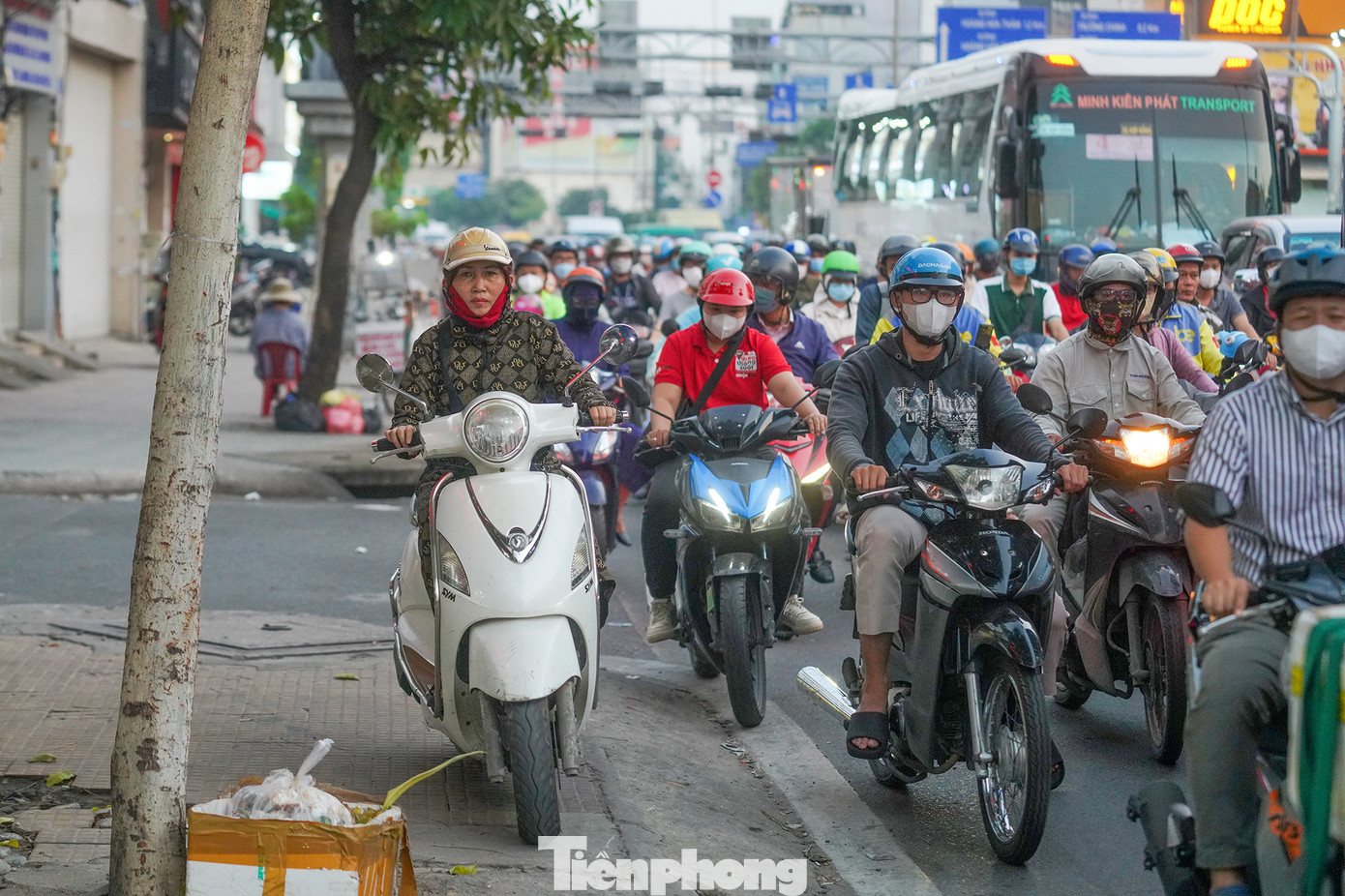 Từ 1/1, khi Nghị định 168/2024 có hiệu lực, người điều khiển xe máy vượt đèn đỏ, đi ngược chiều, đi lên vỉa hè (trừ trường hợp lên vỉa hè để vào nhà, cơ quan) sẽ bị phạt tiền từ 4 đến 6 triệu đồng.