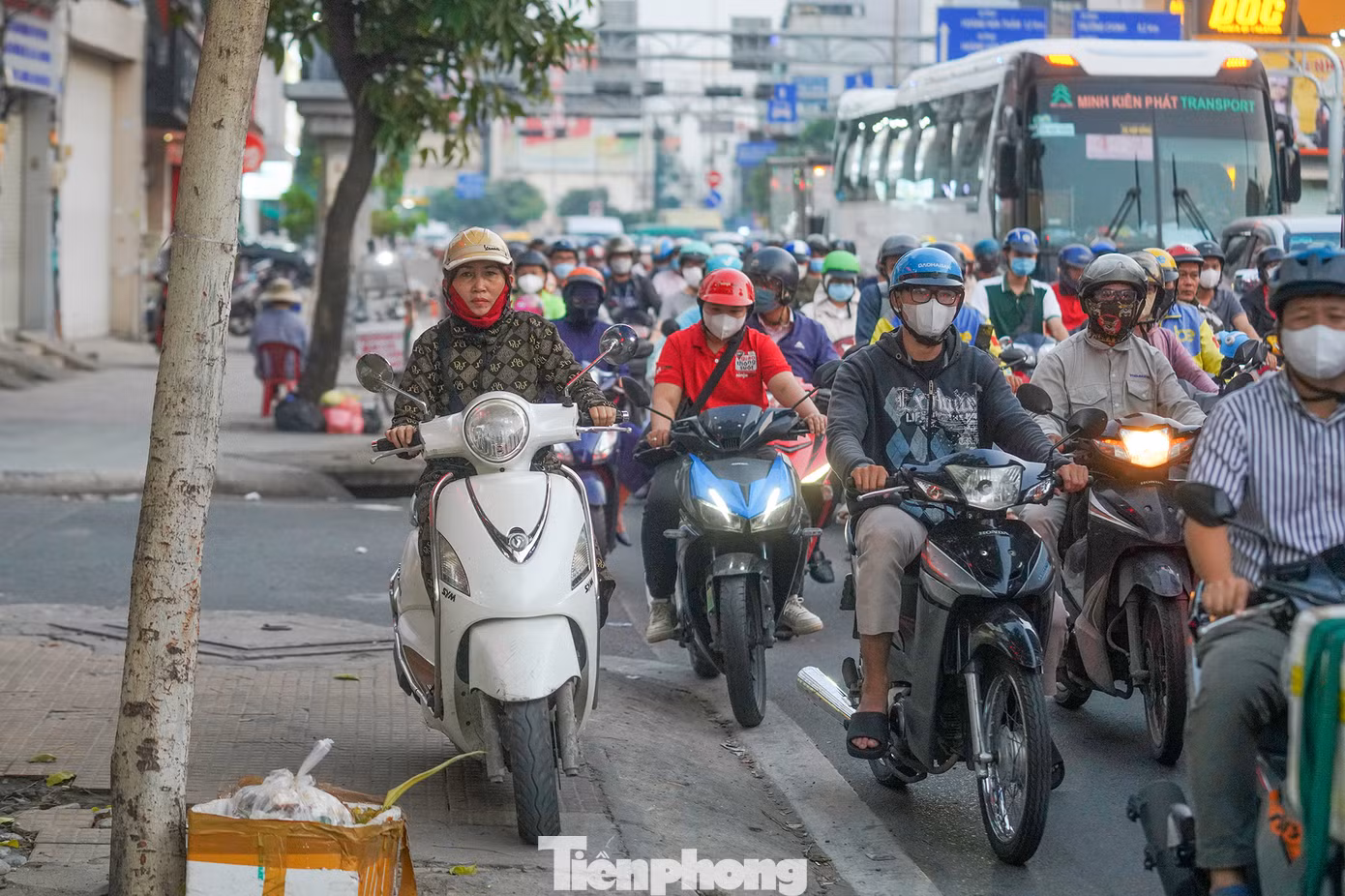 Từ 1/1, khi Nghị định 168/2024 có hiệu lực, người điều khiển xe máy vượt đèn đỏ, đi ngược chiều, đi lên vỉa hè (trừ trường hợp lên vỉa hè để vào nhà, cơ quan) sẽ bị phạt tiền từ 4 đến 6 triệu đồng.