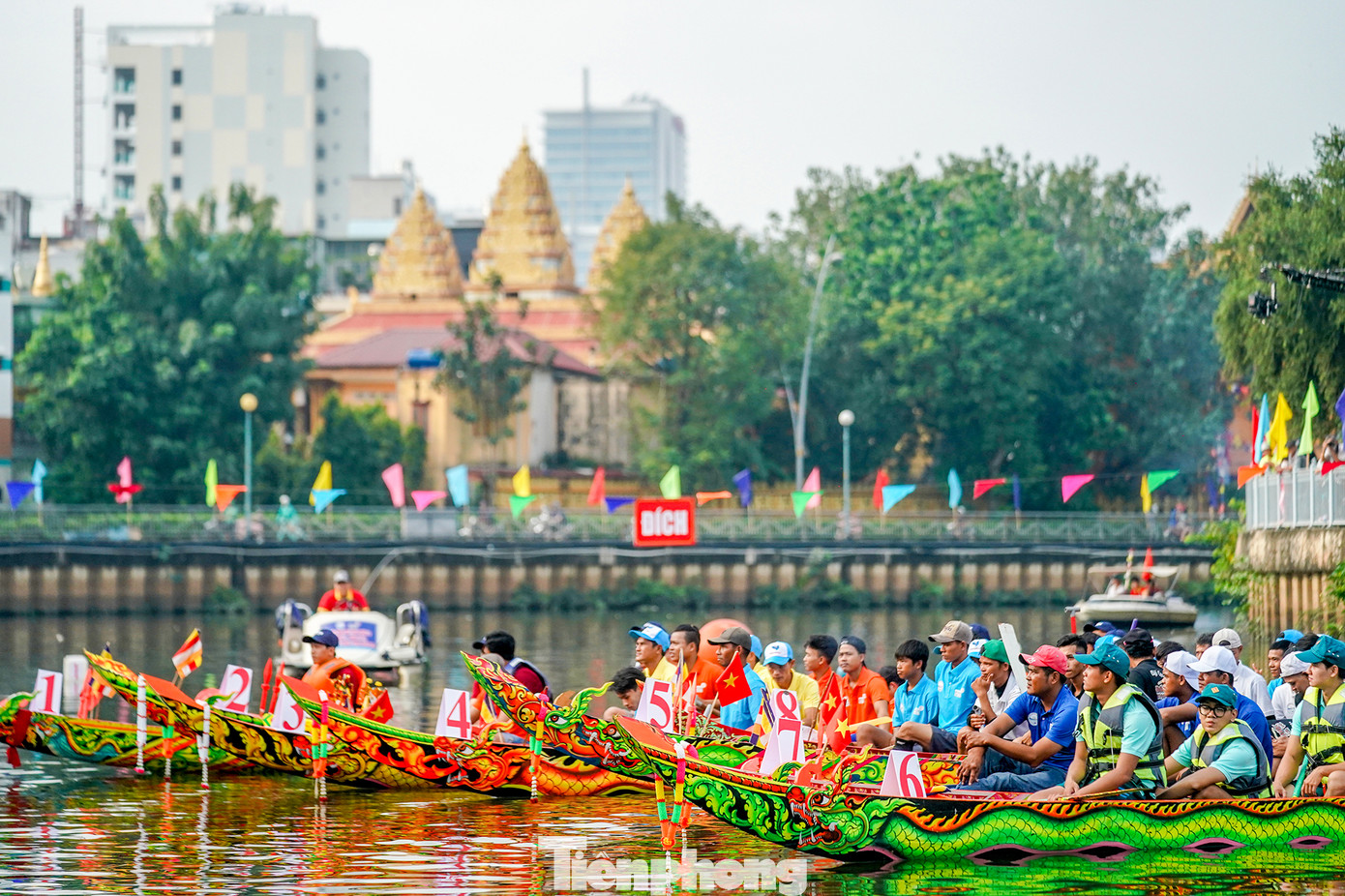 Lễ hội đua ghe Ngo diễn ra tại kênh Nhiêu Lộc - Thị Nghè (đoạn từ cầu Công Lý đến cầu Lê Văn Sỹ). Năm nay, có 12 đội thi đấu, trong đó có Trường ĐH Khoa học Xã hội và Nhân văn TPHCM và lực lượng vũ trang quận 3 là đội khách mời.