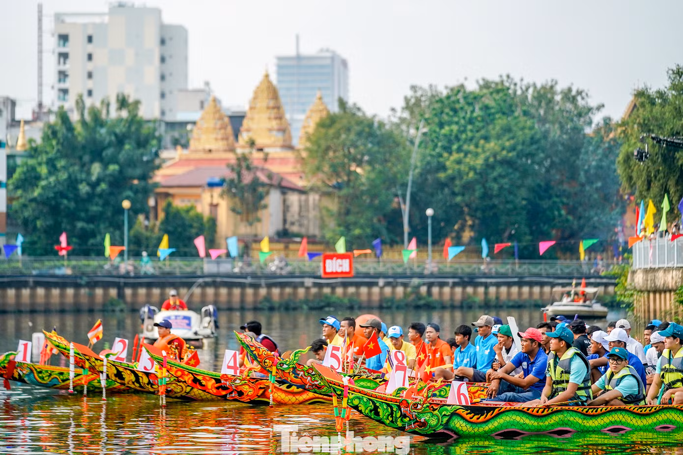 Lễ hội đua ghe Ngo diễn ra tại kênh Nhiêu Lộc - Thị Nghè (đoạn từ cầu Công Lý đến cầu Lê Văn Sỹ). Năm nay, có 12 đội thi đấu, trong đó có Trường ĐH Khoa học Xã hội và Nhân văn TPHCM và lực lượng vũ trang quận 3 là đội khách mời.