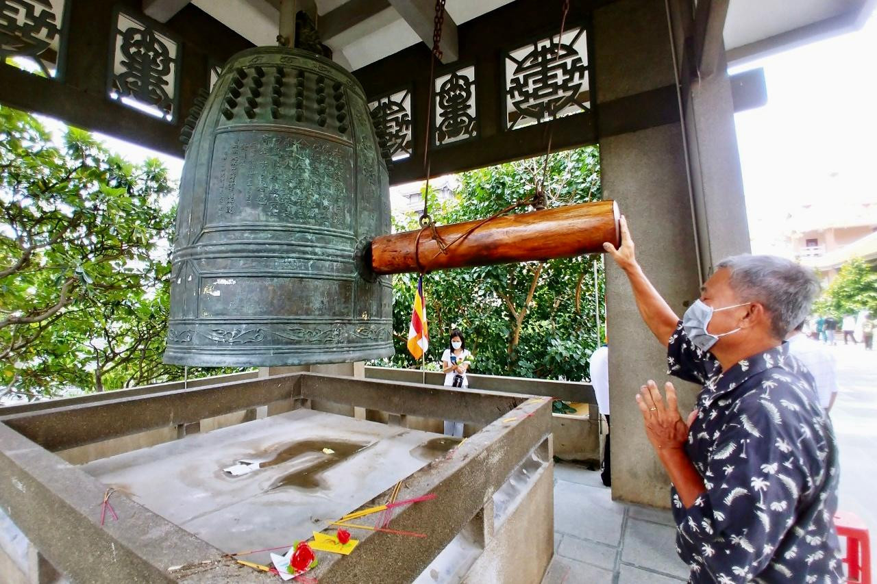 Một Phật tử đến đây thỉnh một tiếng chuông cầu an cho gia đình. Trong ngày rằm, ai cũng mong dâng hương hoa cúng Phật, cầu mong bình an cho người sống và siêu thoát cho người đã khuất. Một Phật tử đến đây thỉnh một tiếng chuông cầu an cho gia đình. Trong ngày rằm, ai cũng mong dâng hương hoa cúng Phật, cầu mong bình an cho người sống và siêu thoát cho người đã khuất.